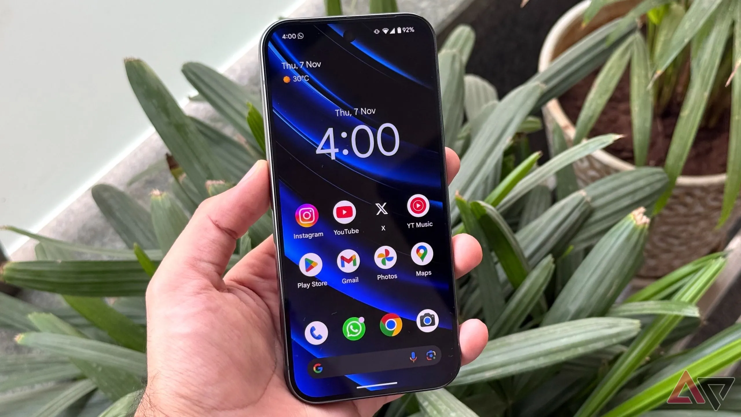 Ảnh cận cảnh màn hình chính trên điện thoại Pixel 9 Pro.