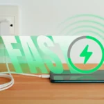 Biểu tượng sạc nhanh hiển thị trên màn hình điện thoại đang cắm sạc