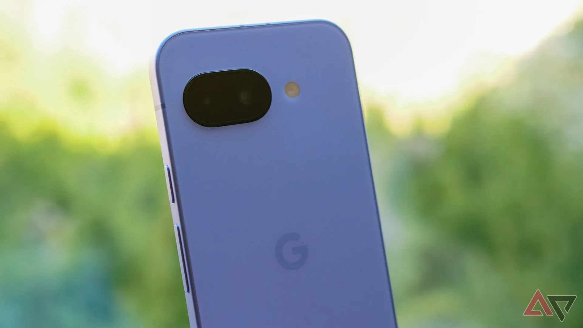 Cận cảnh cụm camera trên điện thoại Google Pixel 9a.