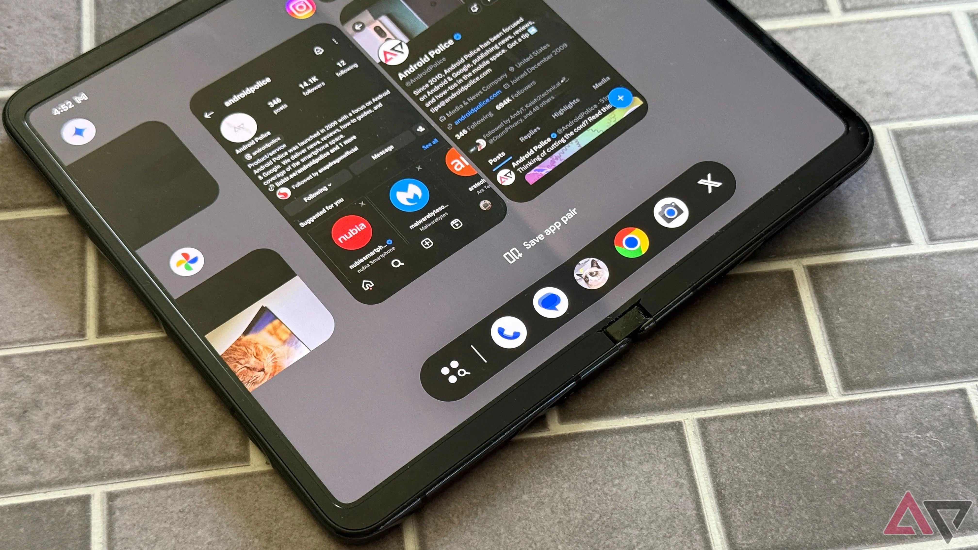 Chế độ chia đôi màn hình hiển thị hai ứng dụng trên Google Pixel Fold