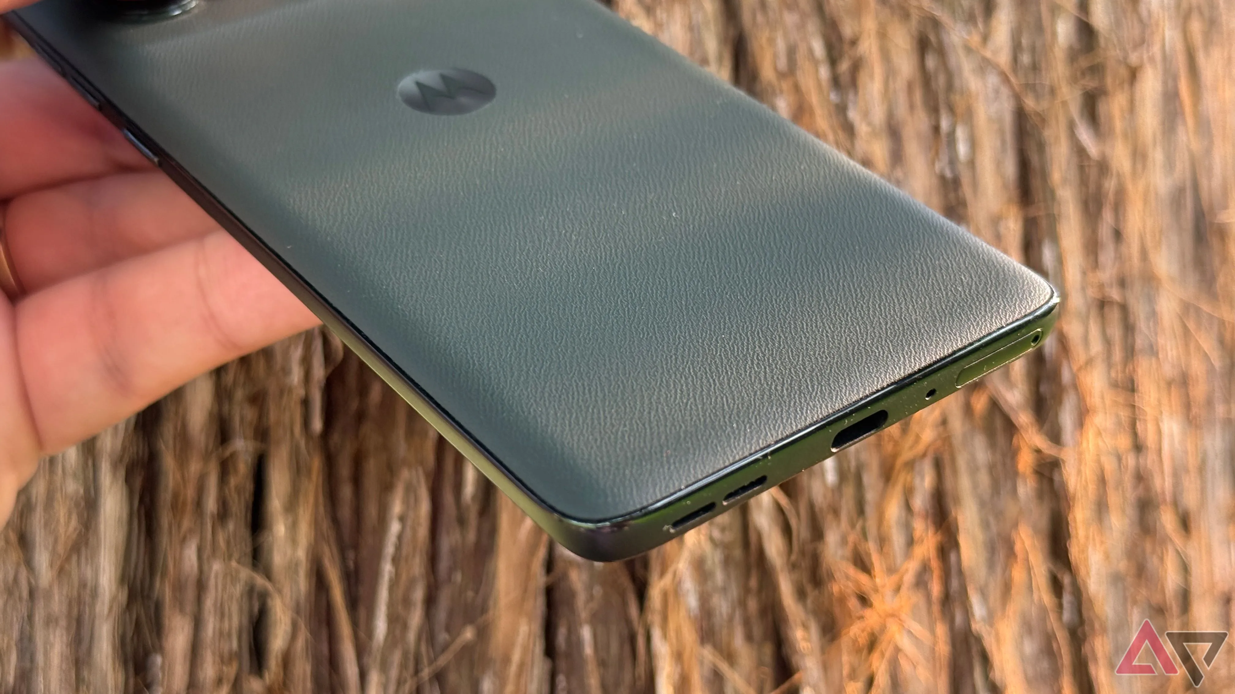 Cổng USB-C trên điện thoại Motorola Edge 2025.