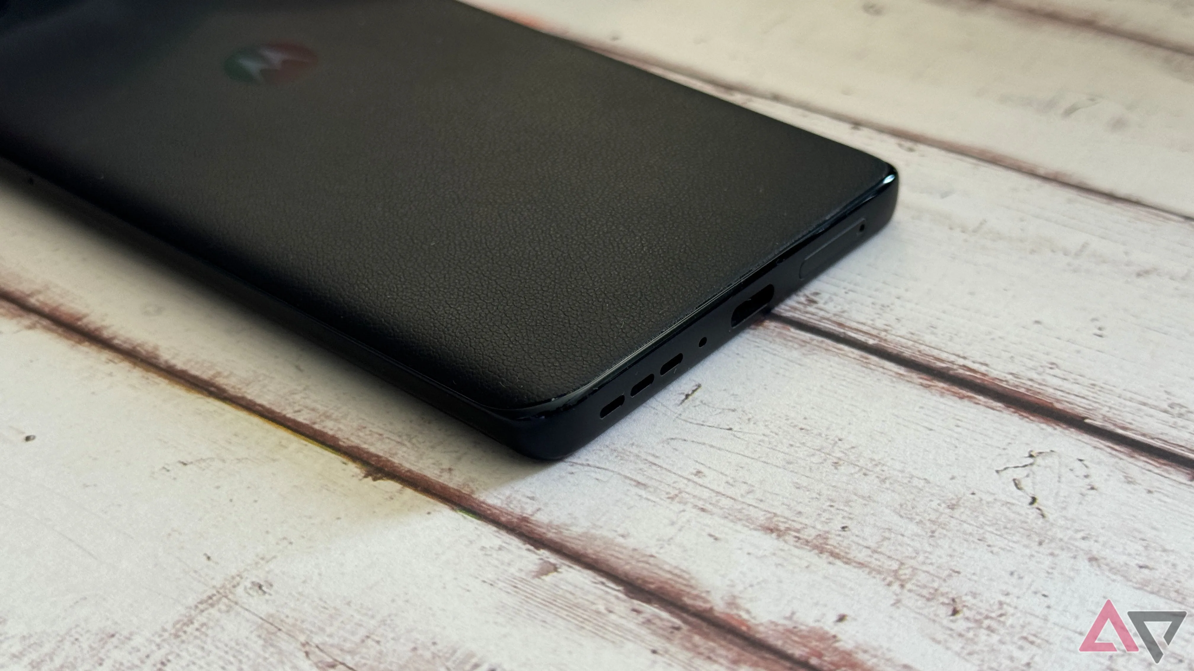 Cổng USB-C trên Motorola Edge, hỗ trợ sạc nhanh