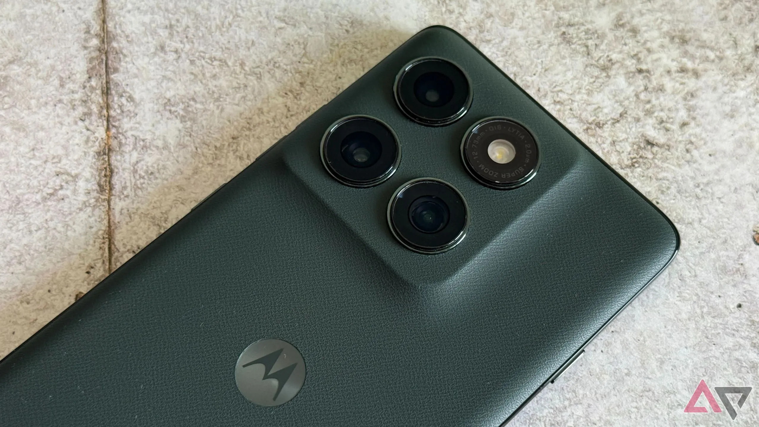 Cụm camera sau của Motorola Edge 2025 với ba ống kính