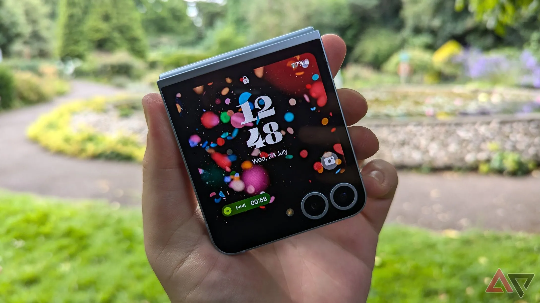 Điện thoại gập Samsung Galaxy Z Flip 6 đang được cầm trên tay