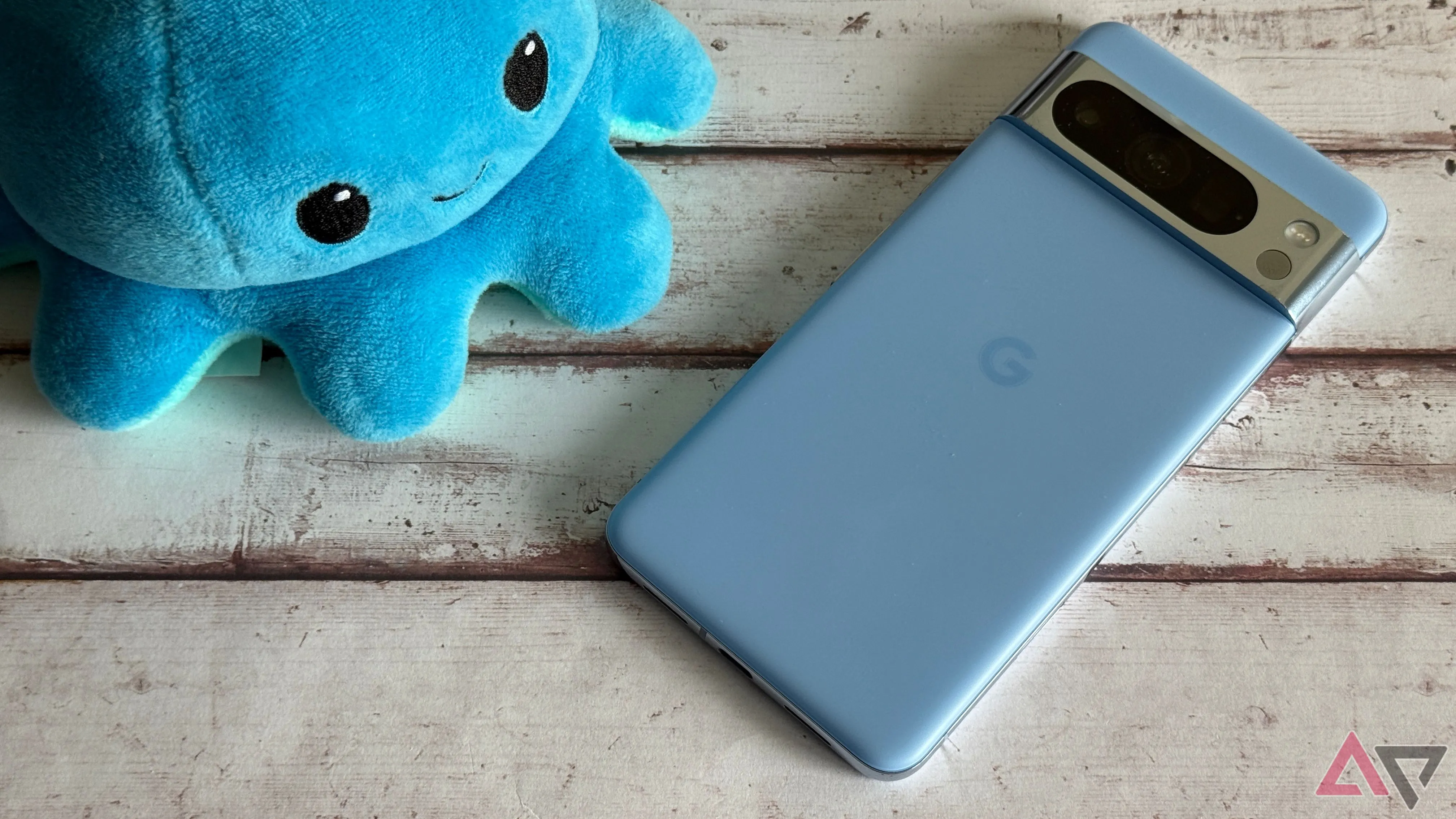 Điện thoại Google Pixel 8 Pro màu đen đặt cạnh vật trang trí bông mềm