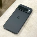 Điện thoại Google Pixel 9 Pro trên ghế sofa