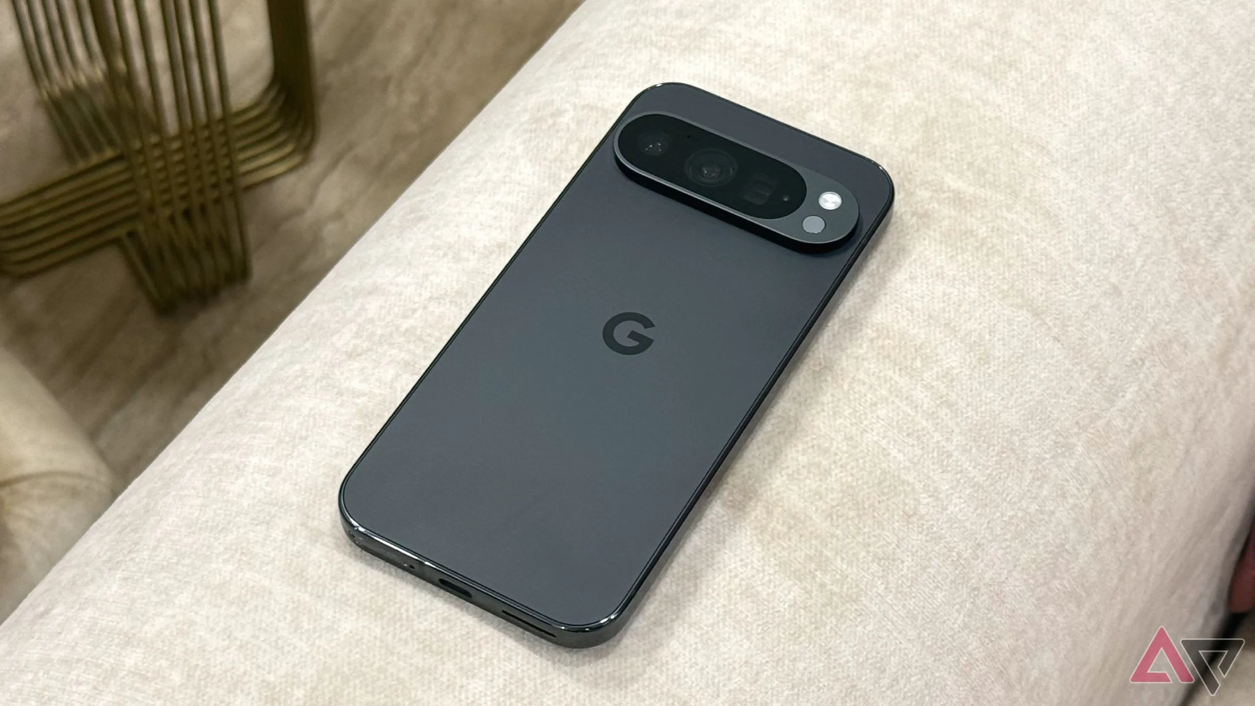 Điện thoại Google Pixel 9 Pro trên ghế sofa