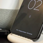 Điện thoại Google Pixel đang được sạc trên đế sạc không dây.