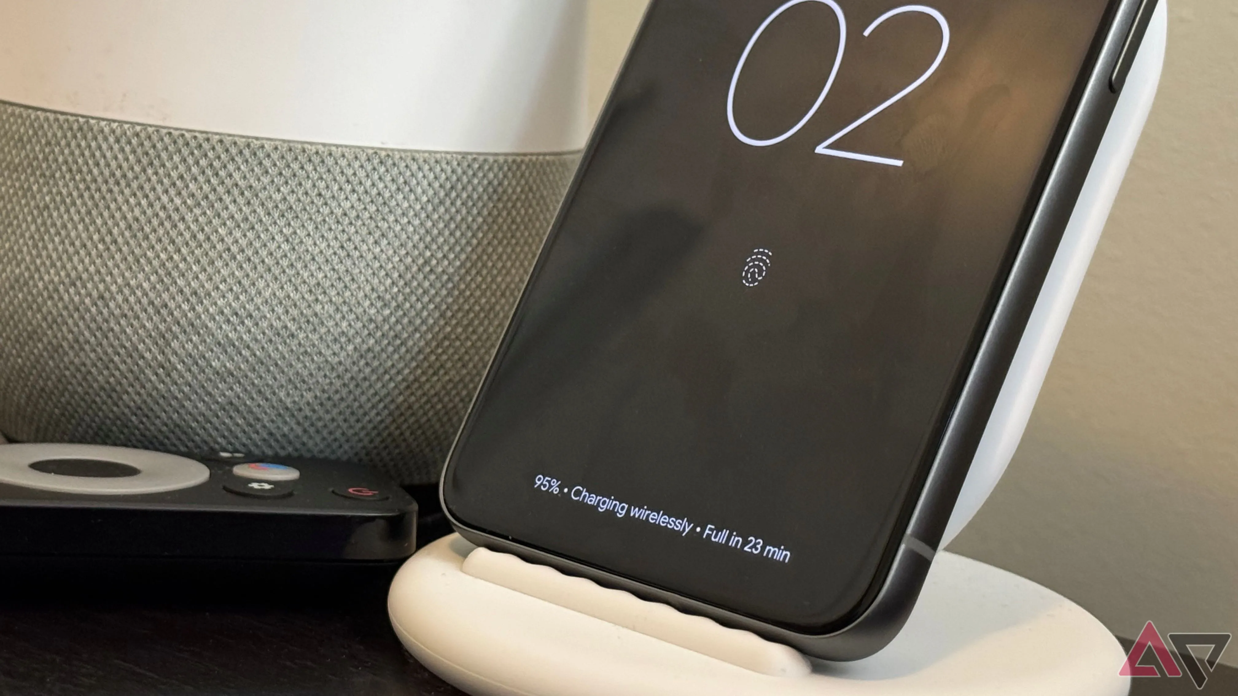 Điện thoại Google Pixel đang được sạc trên đế sạc không dây.