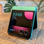 Điện thoại Moto Razr 2025 gập lại dạng lều, cho thấy màn hình phụ hiển thị các ứng dụng được chọn lọc
