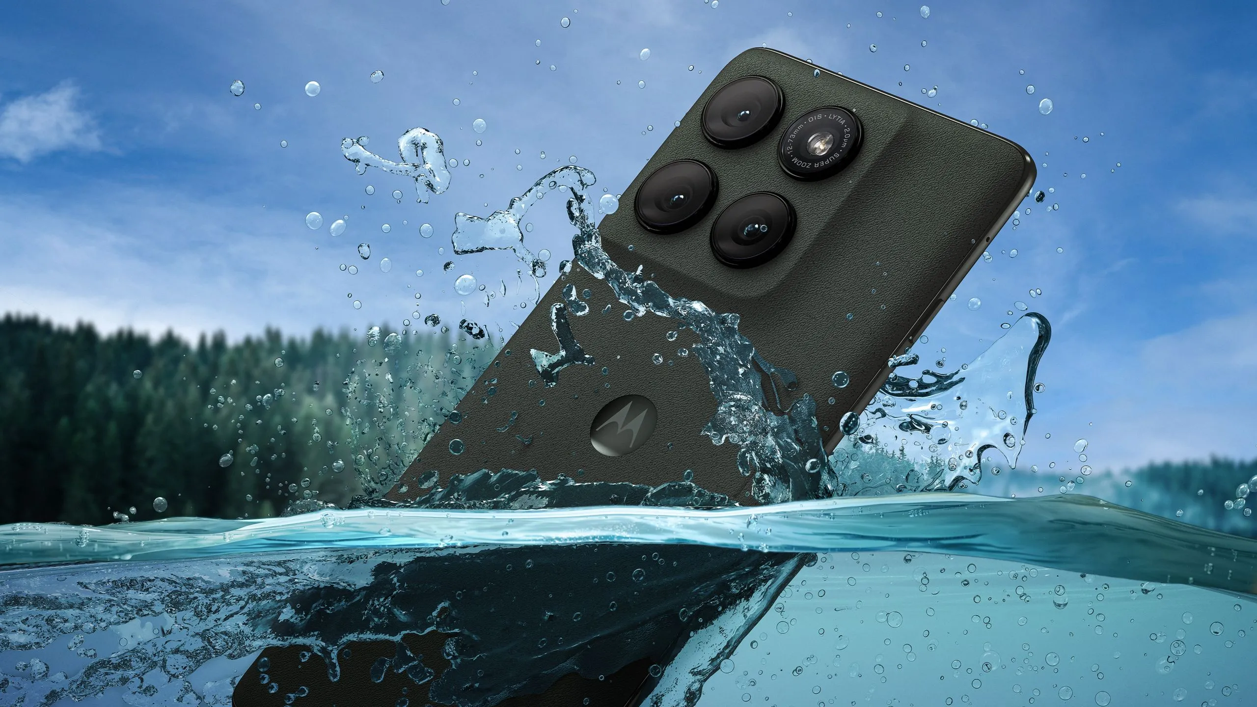 Điện thoại Motorola Edge 2025 trong nước, minh họa khả năng kháng nước IP68/IP69
