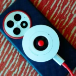 Điện thoại OnePlus 13 sử dụng ốp lưng hỗ trợ Qi2 và bộ sạc không dây Qi2 có nam châm.