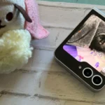Điện thoại Samsung Galaxy Z Flip 6 hiển thị hình ảnh mèo đen trên màn hình phụ
