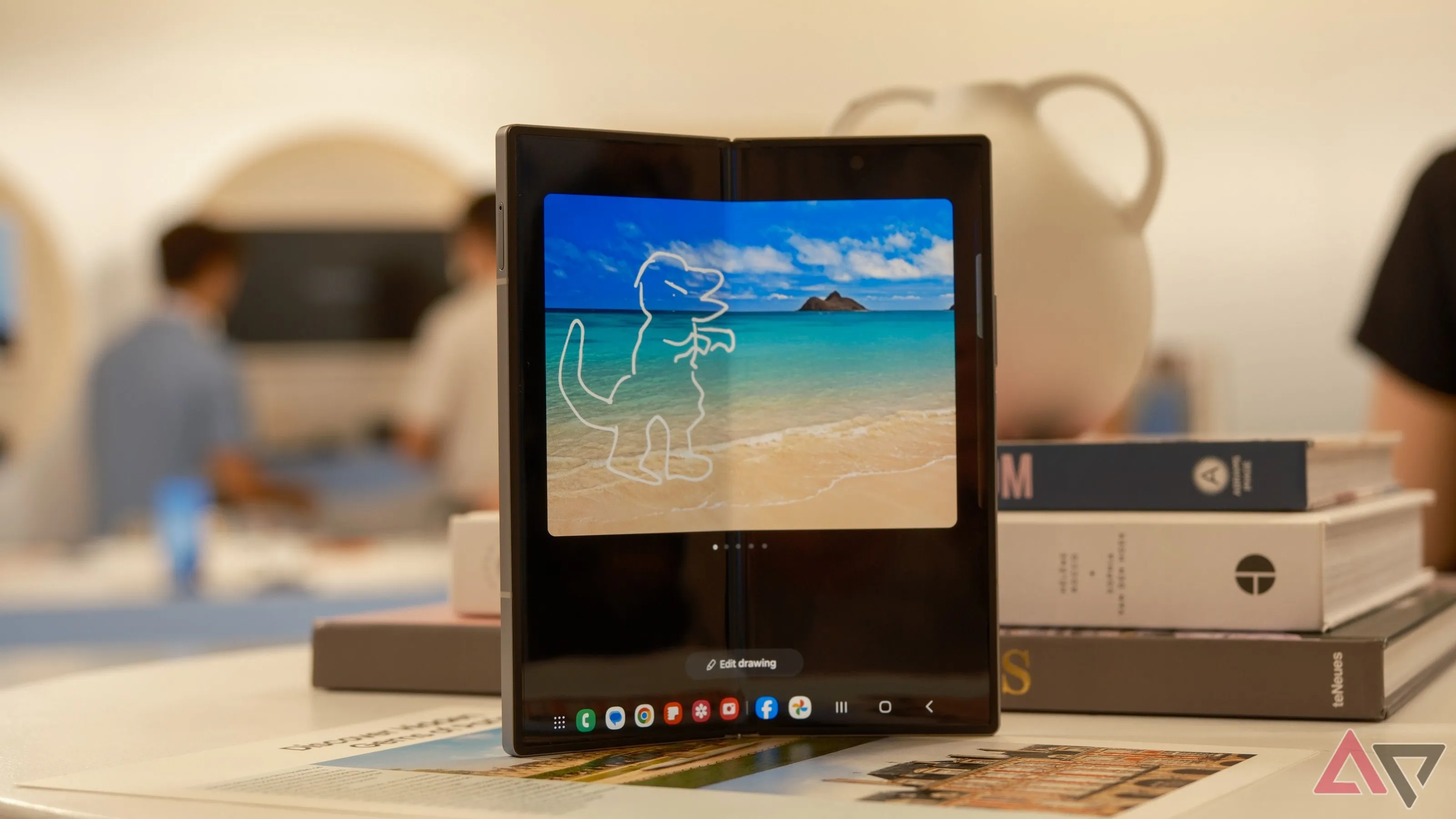 Điện thoại Samsung Galaxy Z Fold 6 hiển thị hình vẽ AI trên màn hình chính