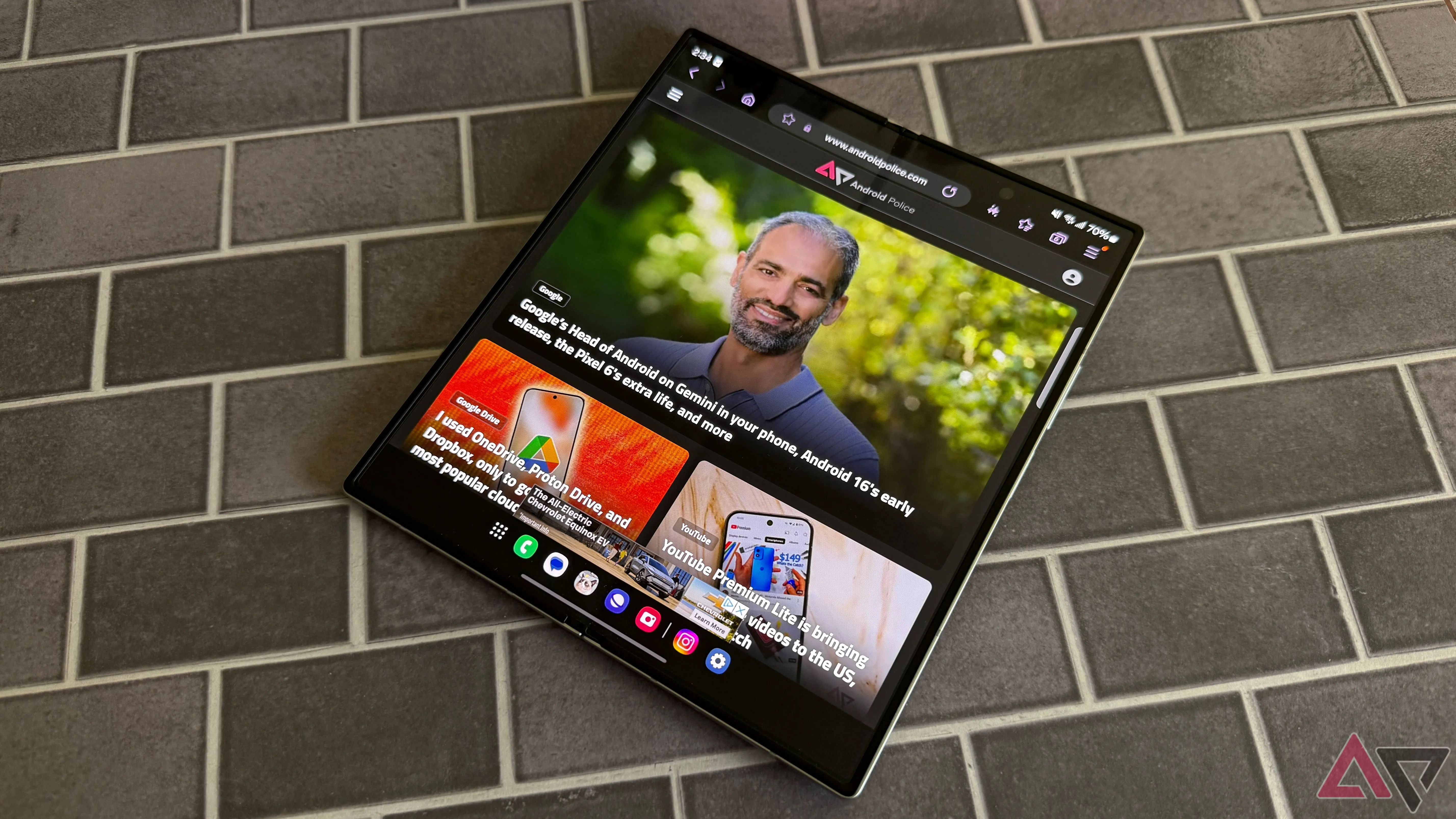 Điện thoại Samsung Galaxy Z Fold hiển thị trang web trên màn hình chính