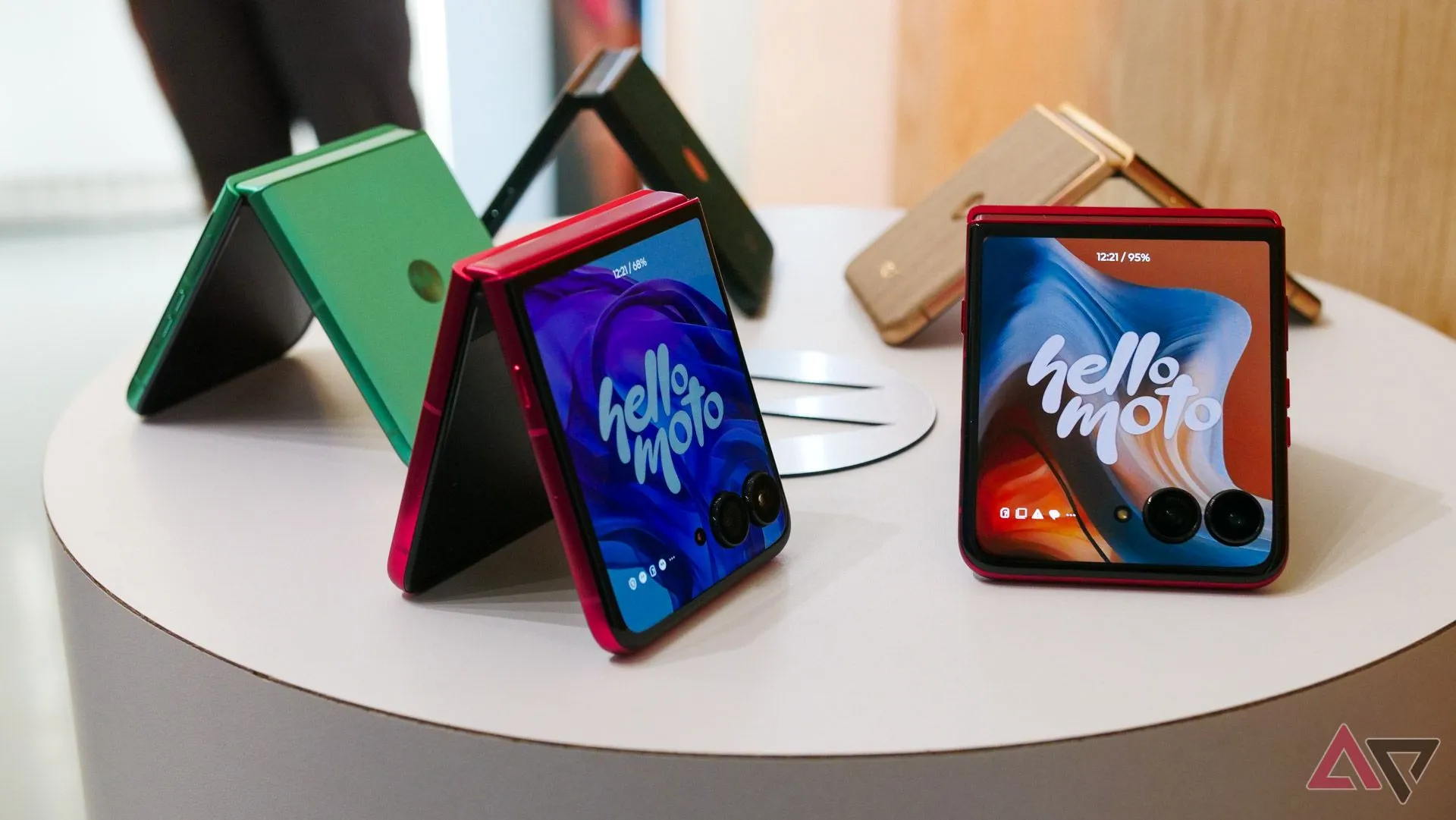 Dòng sản phẩm Motorola Razr 2025, bao gồm Razr Ultra ở phía trước