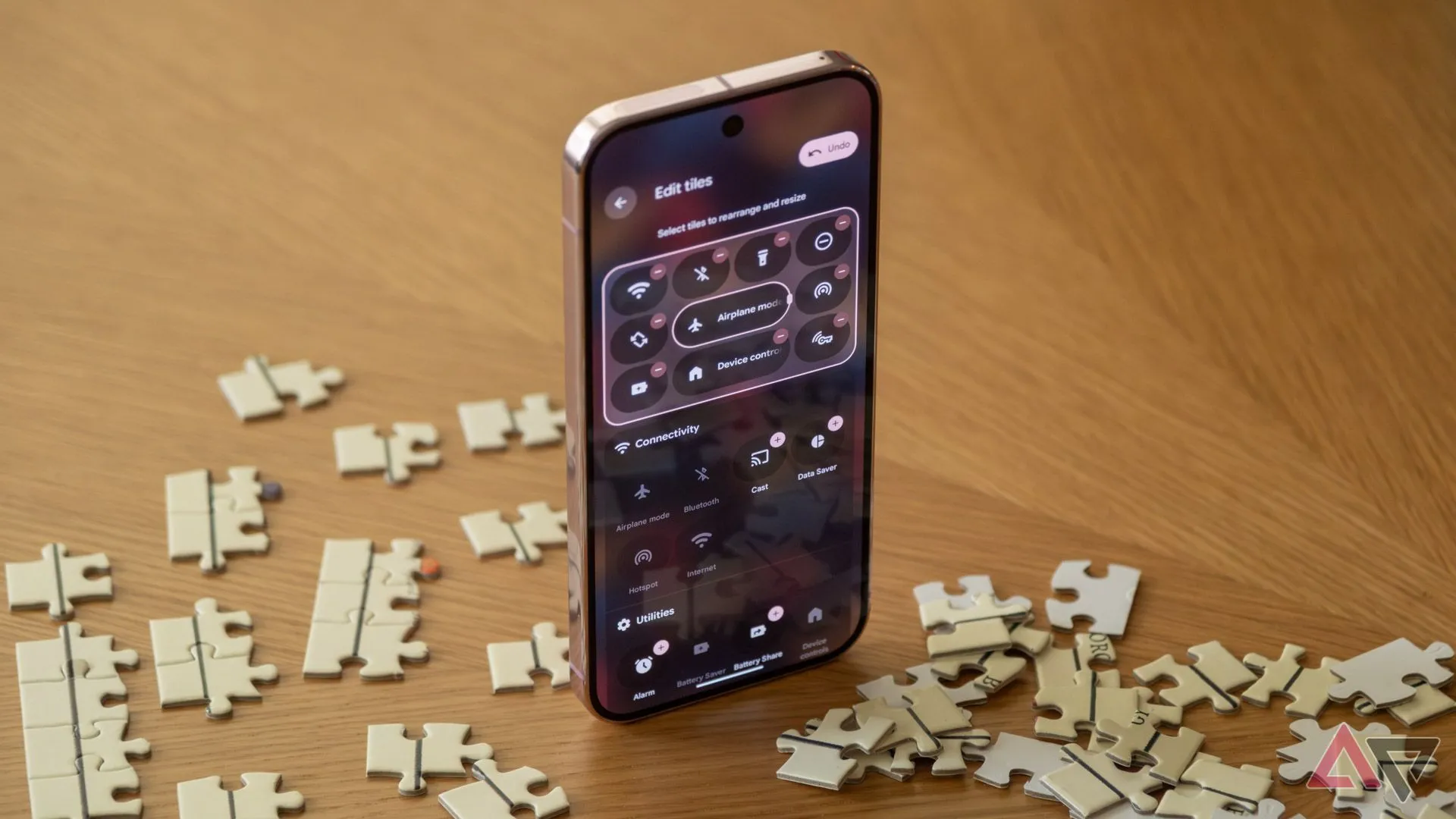 Giao diện cài đặt nhanh của Pixel 9 Pro với các mảnh ghép thể hiện tính năng mới trong Android 16 QPR1 beta.