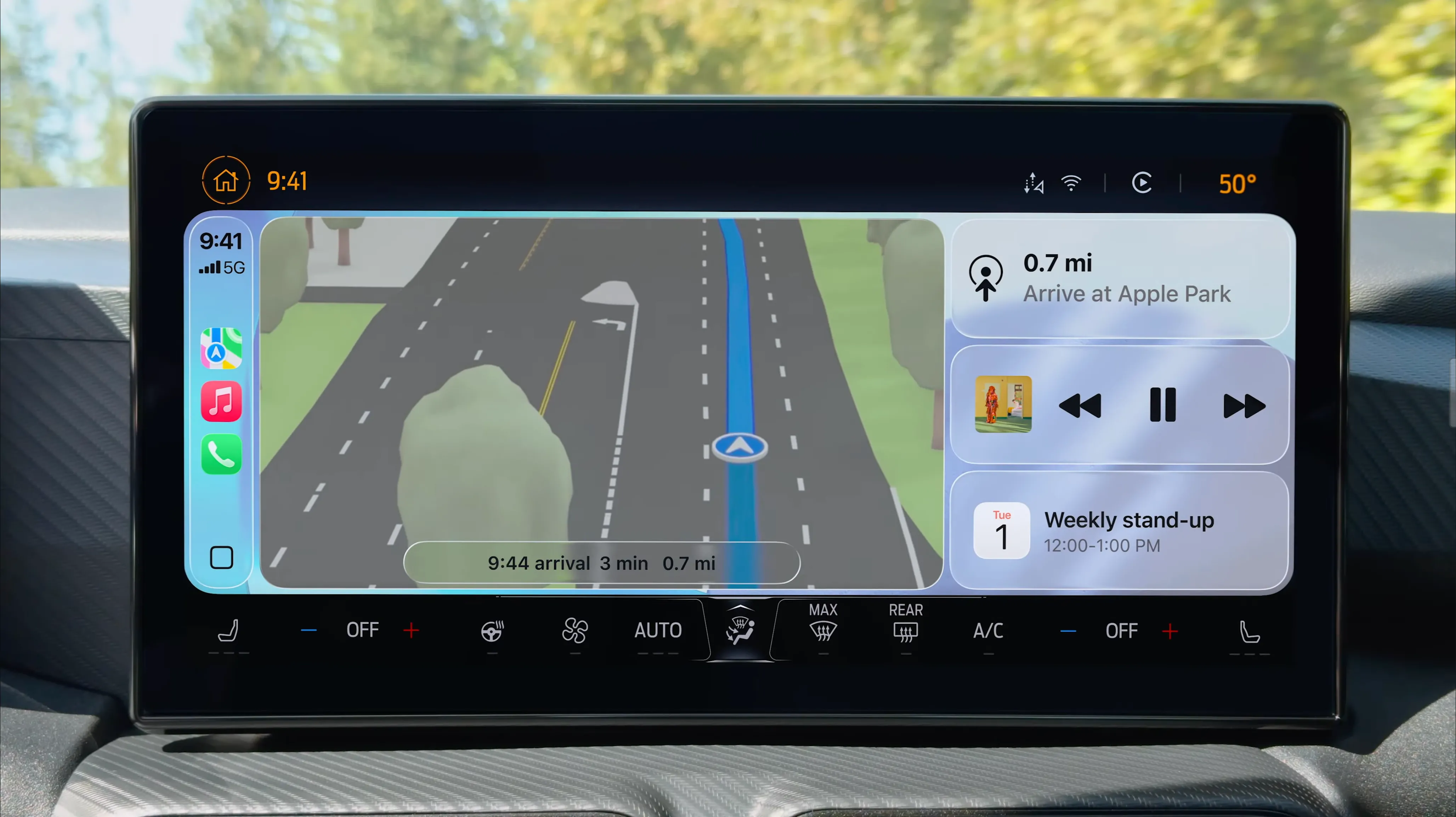 Giao diện CarPlay mới trong iOS 26 với thiết kế Liquid Glass