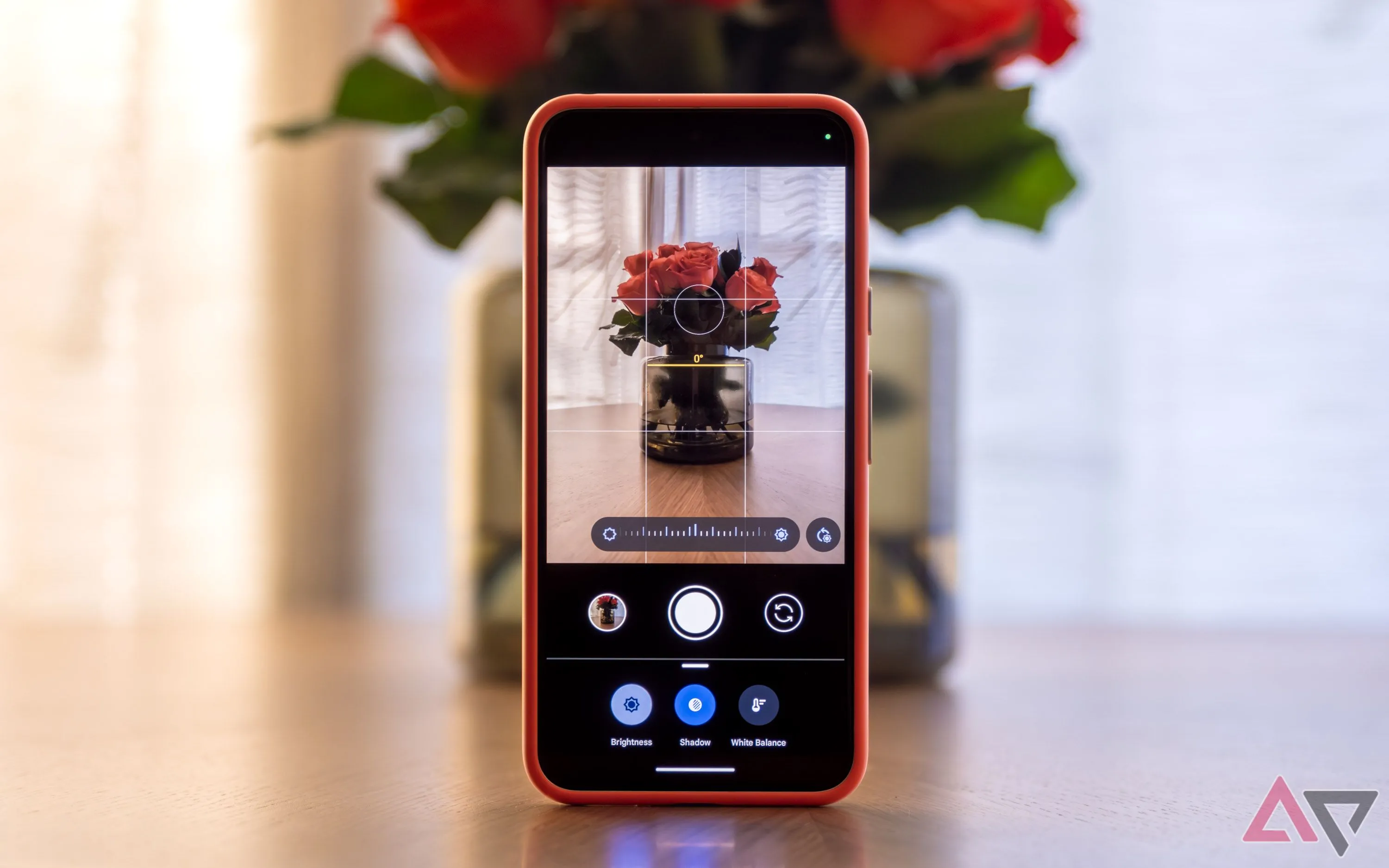Giao diện ứng dụng camera Pixel hiển thị đường căn chỉnh Framing Hints