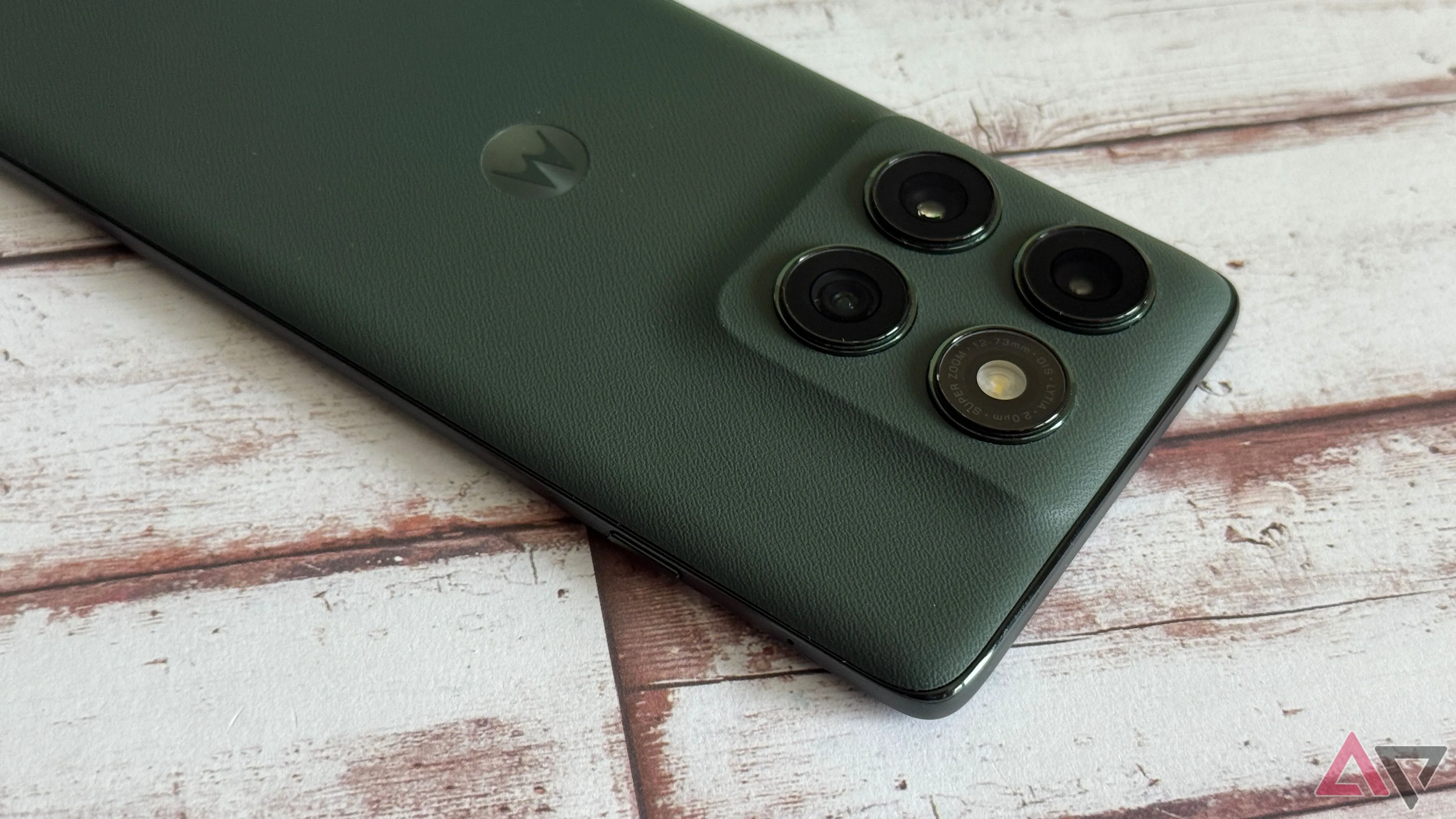 Góc chụp cận cảnh module camera sau với các ống kính trên Motorola Edge 2025