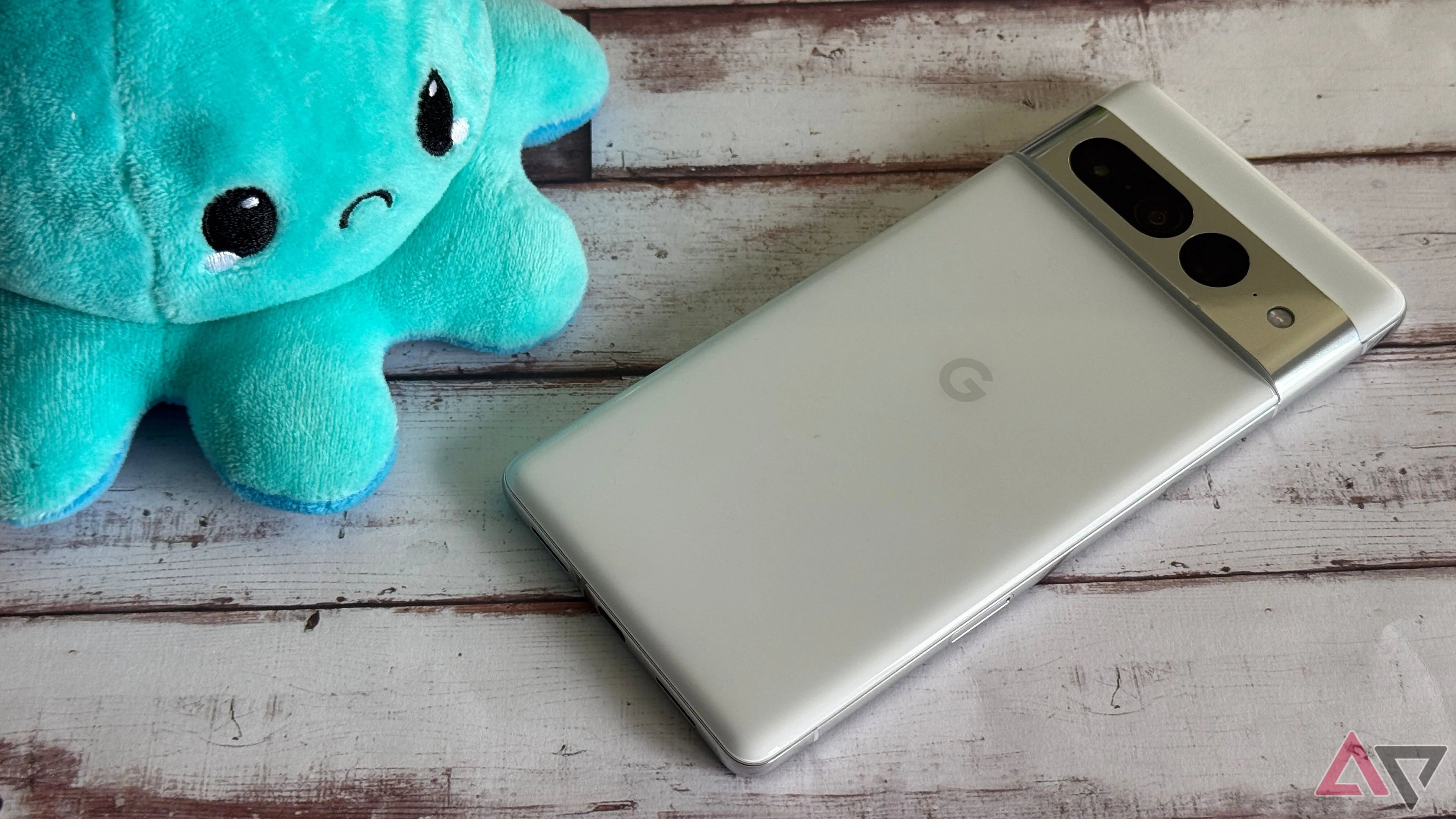 Google Pixel 7 Pro và biểu cảm không hài lòng, liên quan đến vấn đề hiệu năng chip Tensor
