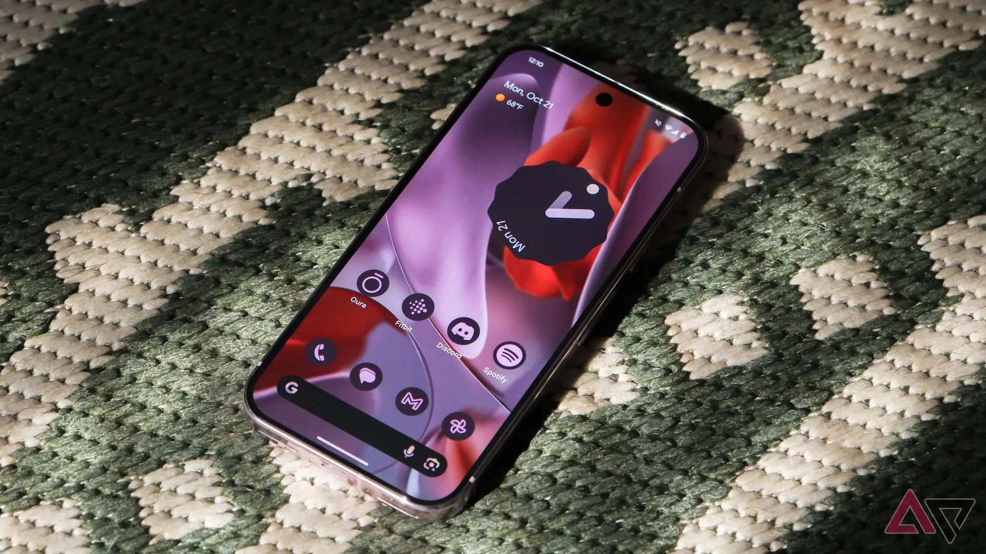Google Pixel 9 Pro đặt trên thảm xanh, thể hiện thiết kế tổng thể của dòng máy được cho là tương đồng với Pixel 10.
