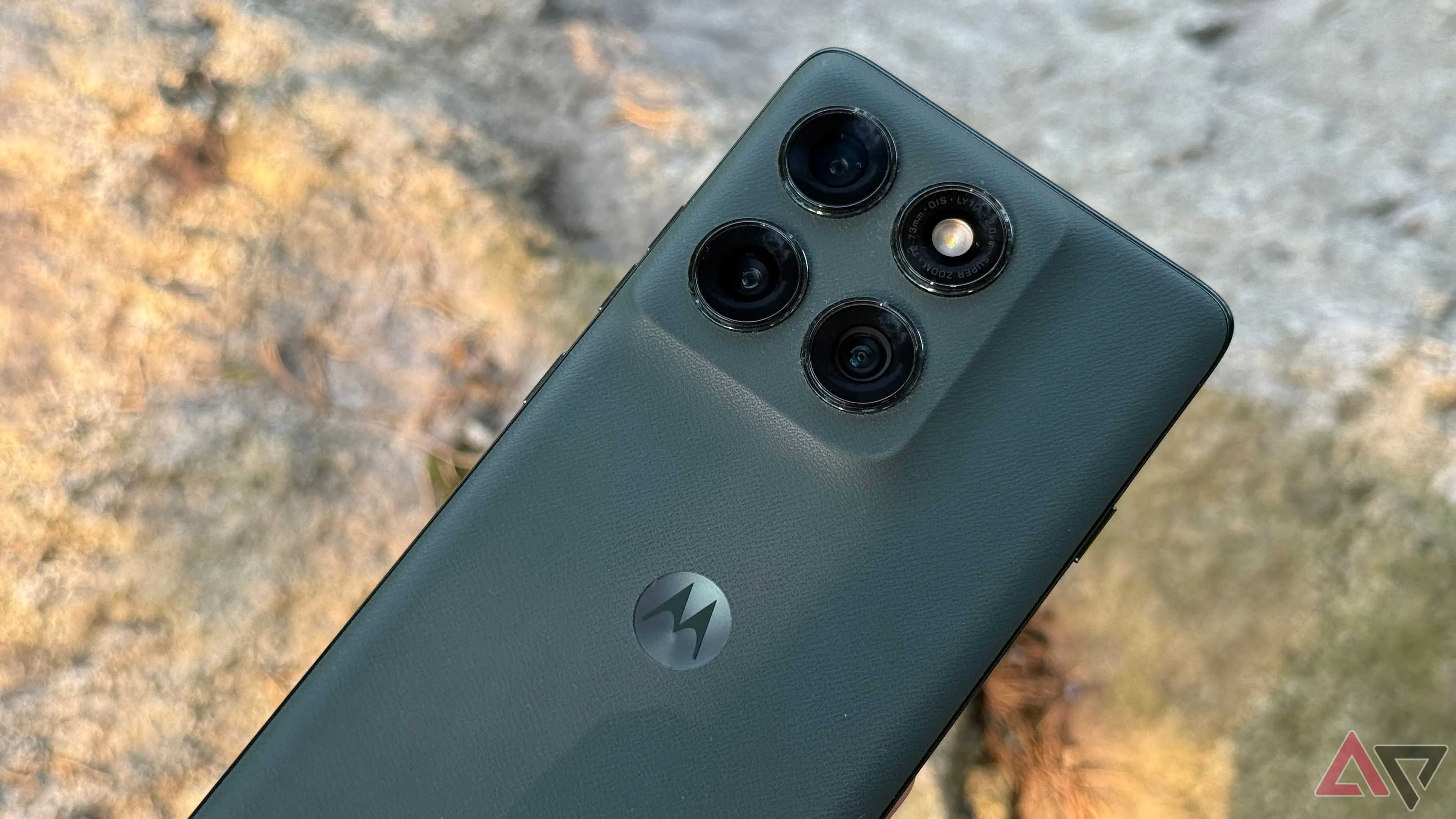 Hệ thống camera sau với ống kính 50MP trên điện thoại Motorola Edge 2025