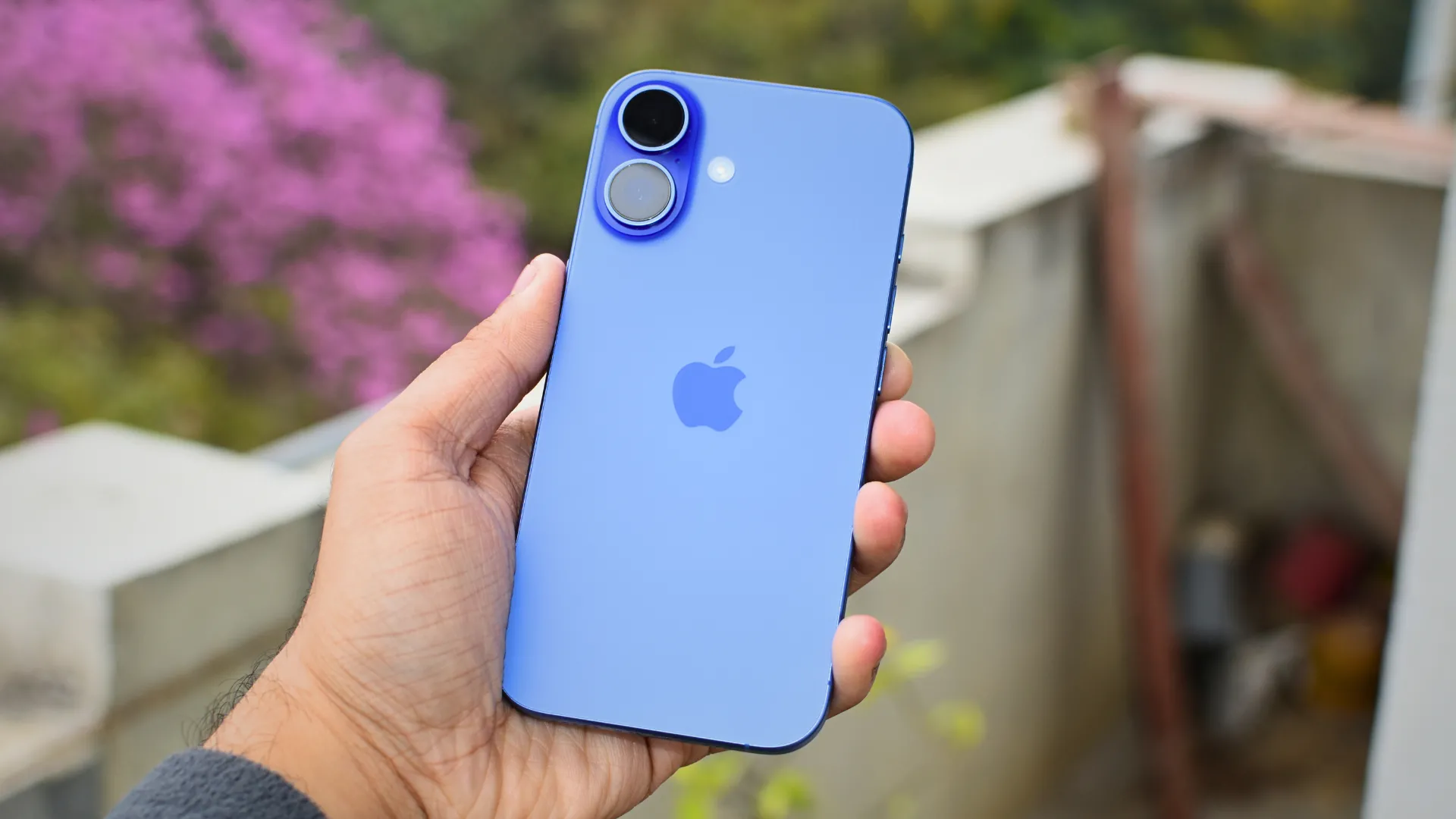 Hình ảnh iPhone 16 màu Ultramarine, gợi ý về các sản phẩm Apple ra mắt trong năm 2025