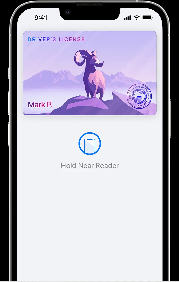 Hình ảnh minh họa bằng lái xe kỹ thuật số hiển thị trong Apple Wallet trên iPhone bên cạnh bằng lái xe vật lý.