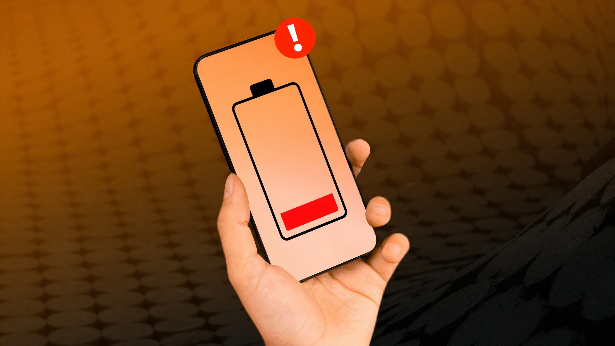 Hình ảnh minh họa điện thoại với cảnh báo pin, liên quan đến vấn đề pin Pixel 6a