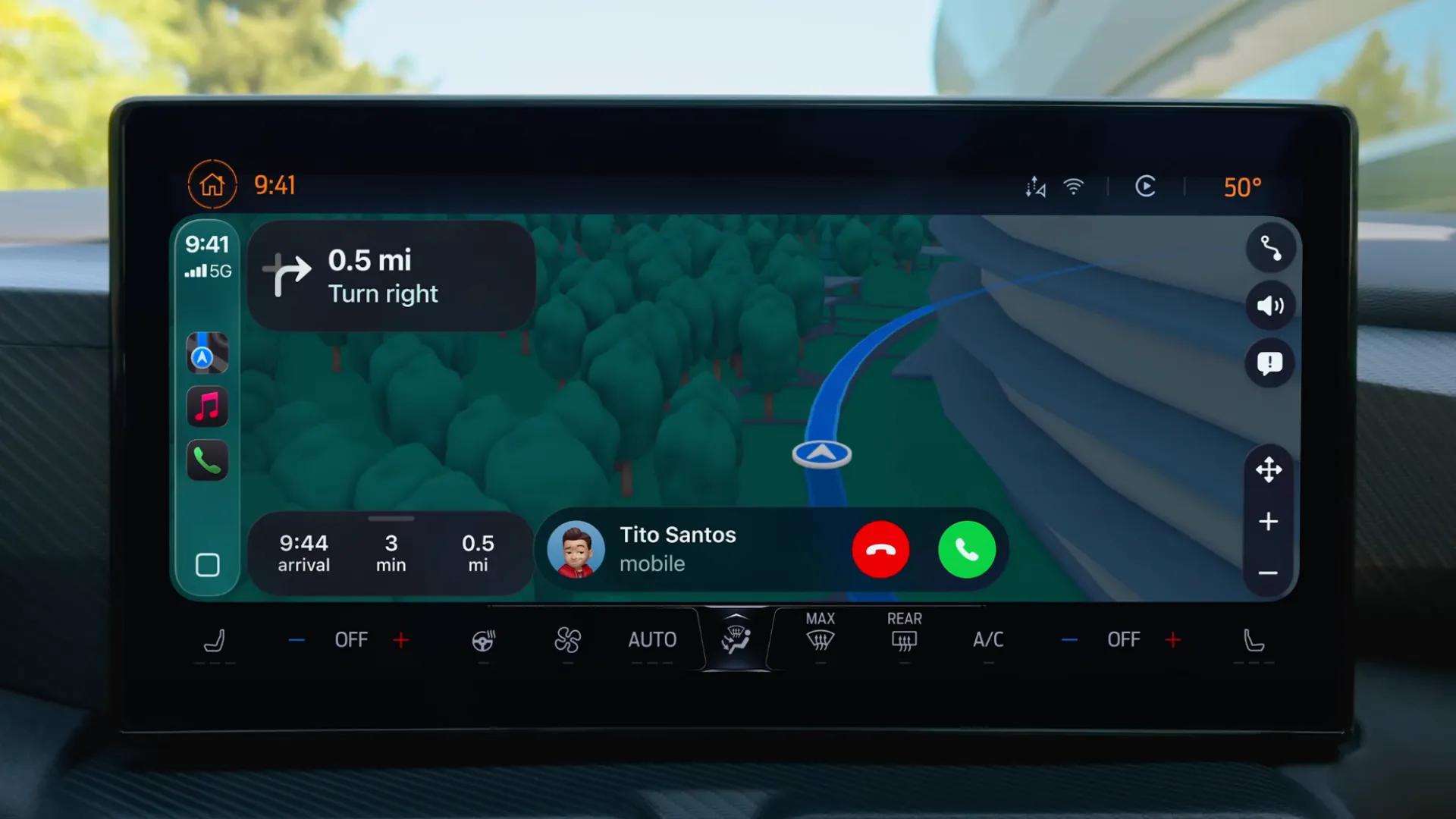 Màn hình Apple CarPlay mới trong iOS 26 hiển thị cuộc gọi đến dưới dạng thanh nhỏ gọn phía dưới, không che khuất bản đồ điều hướng.