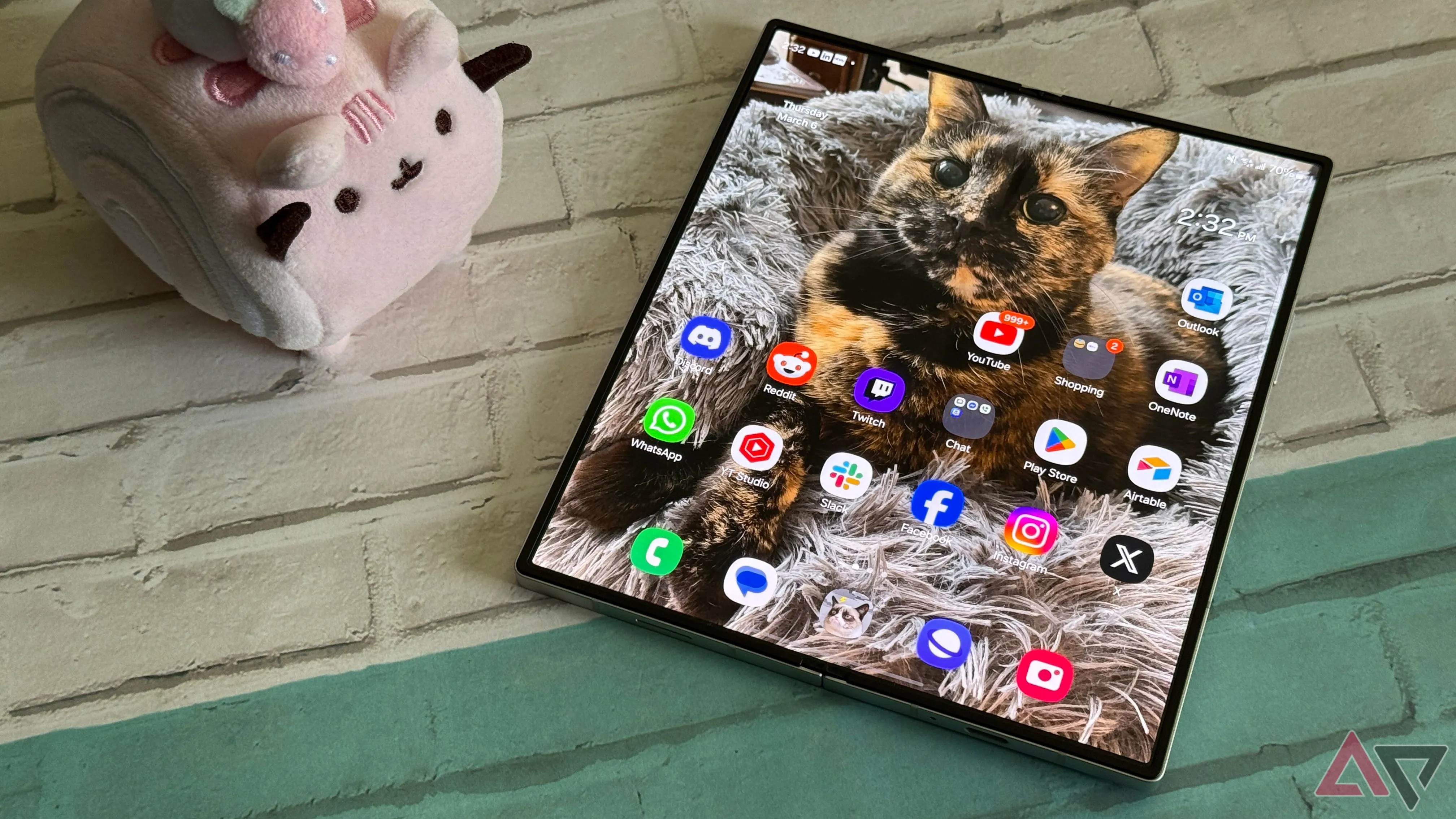Màn hình bên trong của Samsung Galaxy Z Fold 6 hiển thị hình nền, liên quan tin đồn Galaxy Fold Ultra