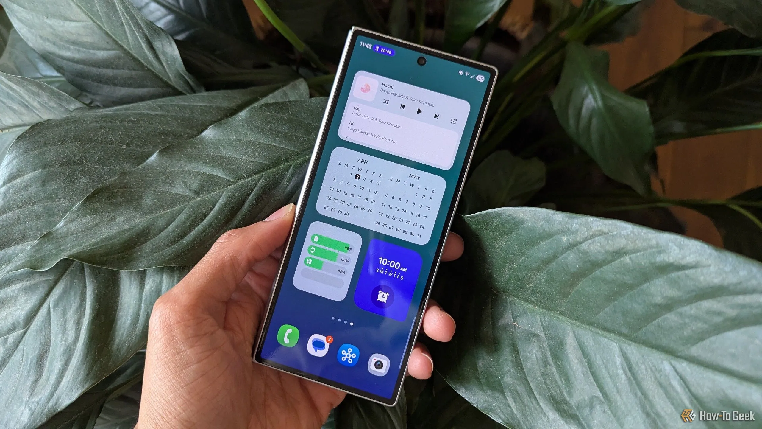 Màn hình chính của Samsung One UI 7 trên Galaxy Z Fold 6, nổi bật hiệu ứng giao diện trong suốt