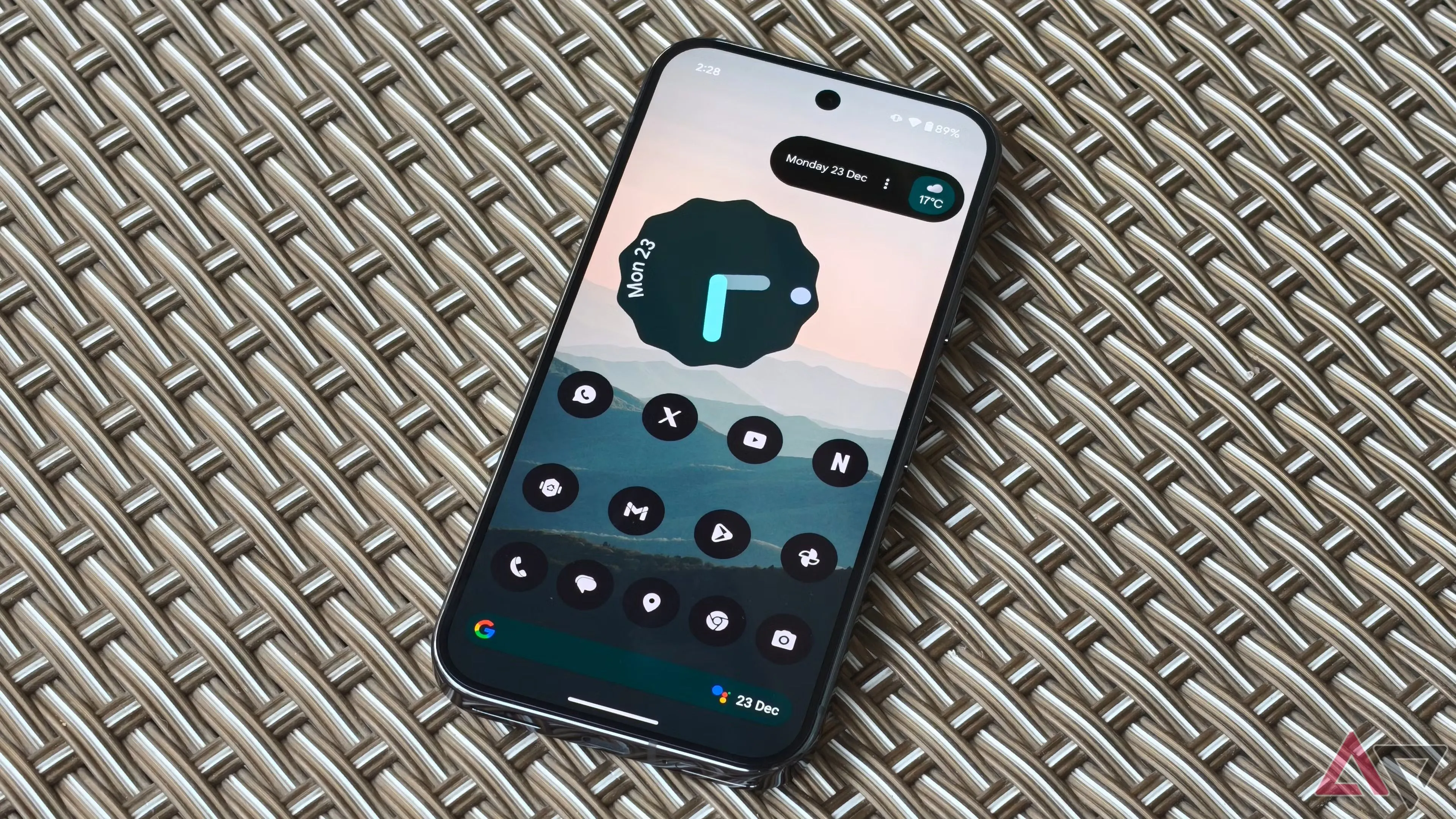 Màn hình điện thoại Google Pixel, nơi cập nhật Android 16 và các tính năng Pixel Feature Drop đang được triển khai