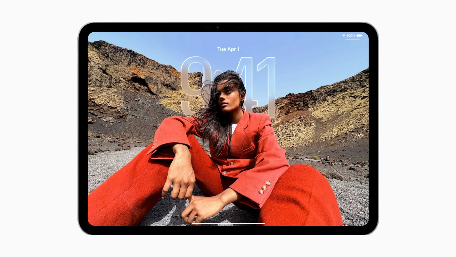 Màn hình khóa iPadOS 26 với các widget và tùy chỉnh.