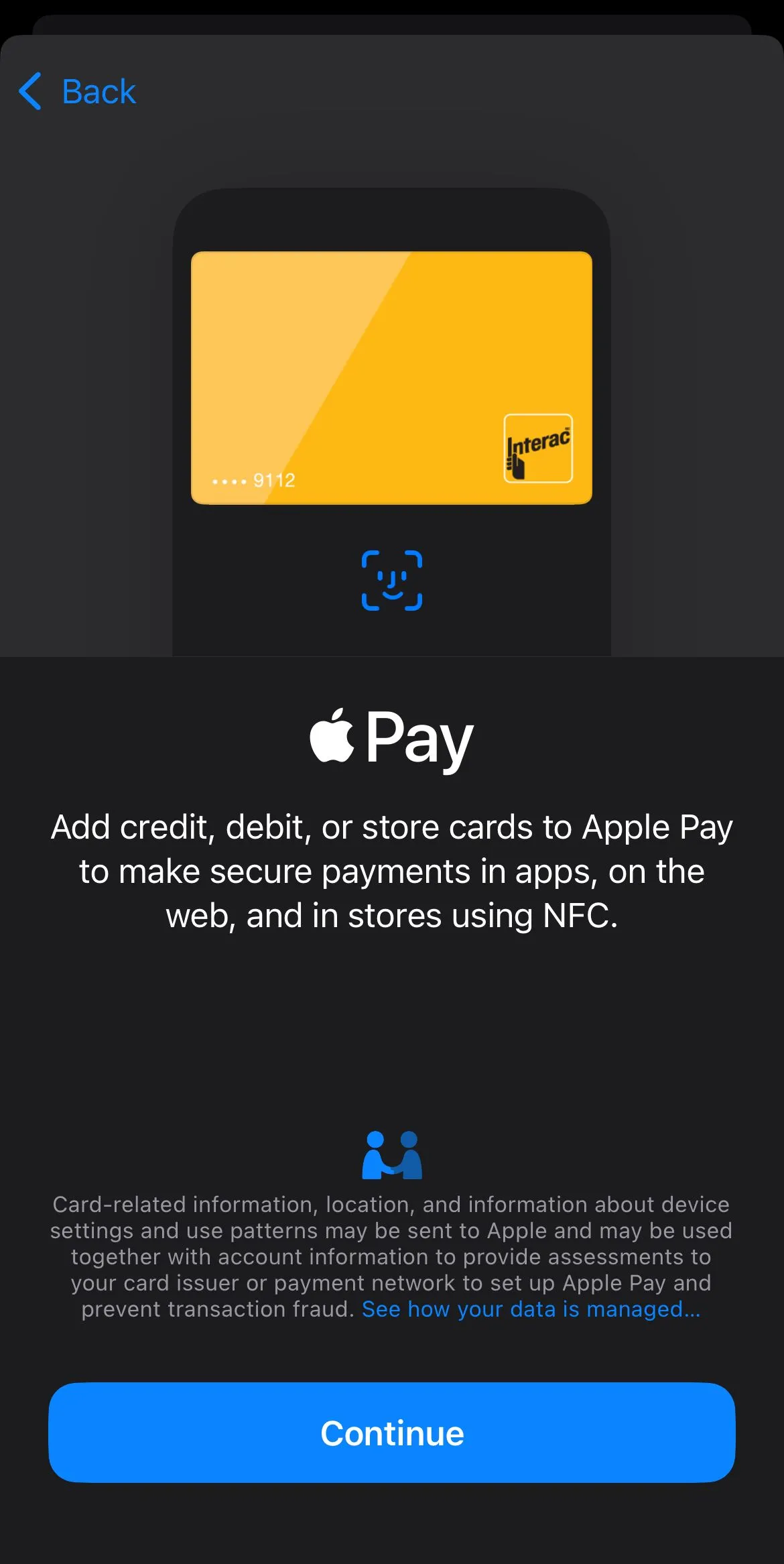 Màn hình nhập thông tin thẻ tín dụng, ghi nợ hoặc thẻ cửa hàng để thêm vào Apple Wallet, kèm tùy chọn quét bằng camera.
