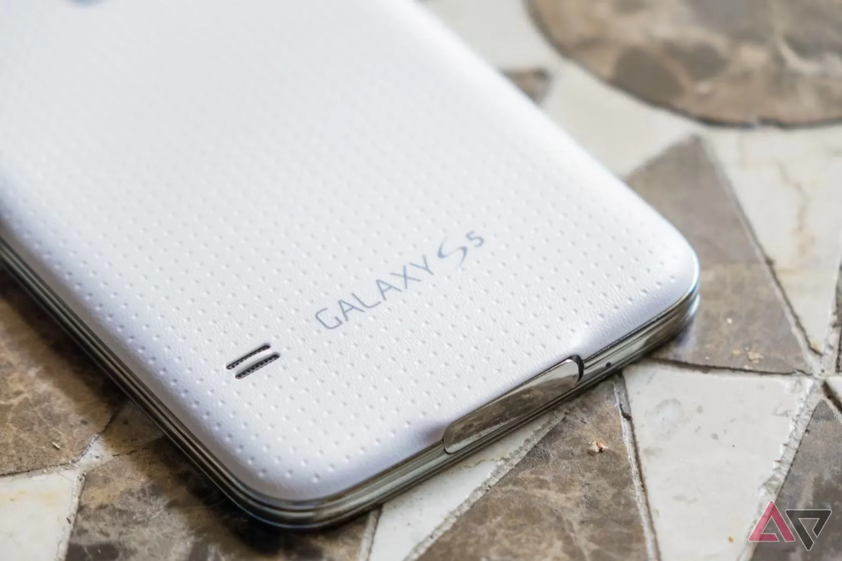 Mặt lưng của Samsung Galaxy S5 với thiết kế nhựa gây tranh cãi