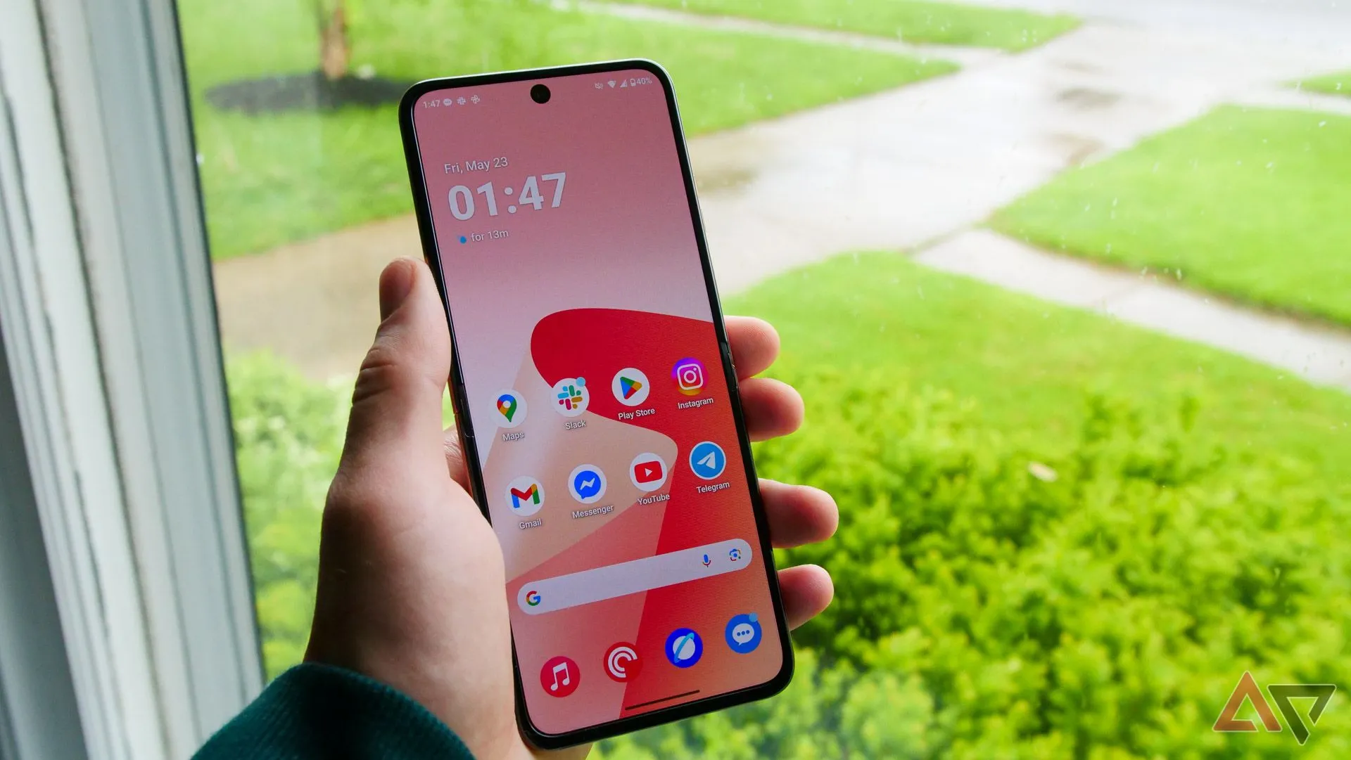 Motorola Razr Ultra 2025 được cầm trong tay gần cửa sổ, hiển thị thiết kế
