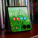 Motorola Razr Ultra 2025 với màn hình ngoài hiển thị, đặt trên giá sách gỗ