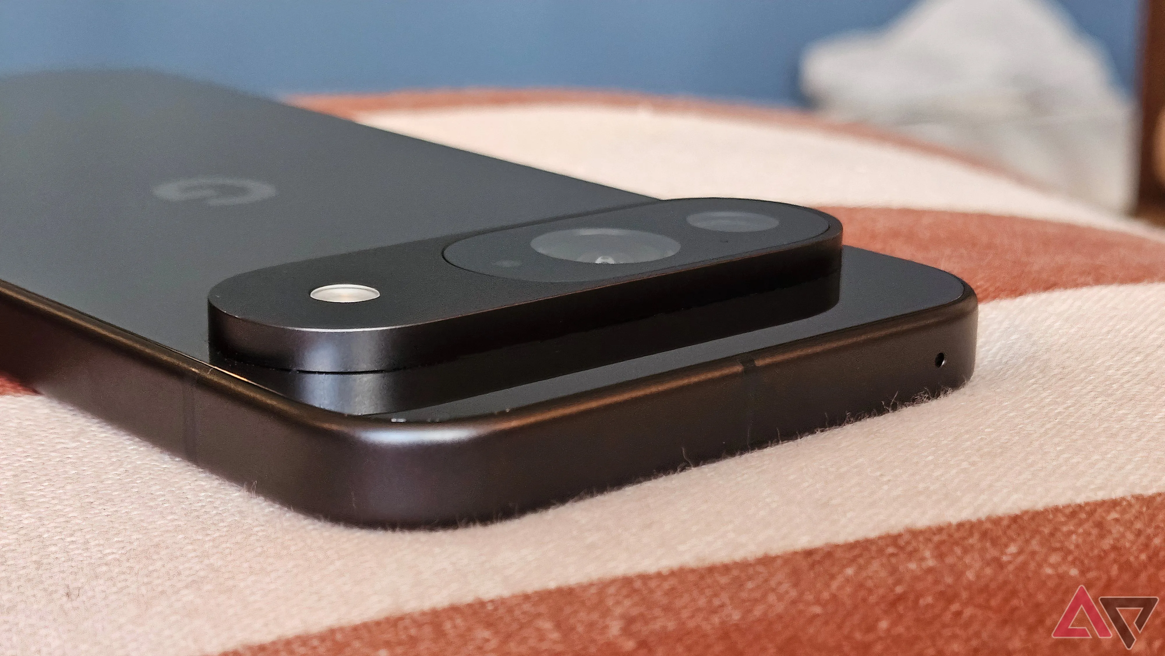 Người dùng cầm Google Pixel 9 để chụp ảnh, minh họa cho khả năng nhiếp ảnh trên dòng Pixel.