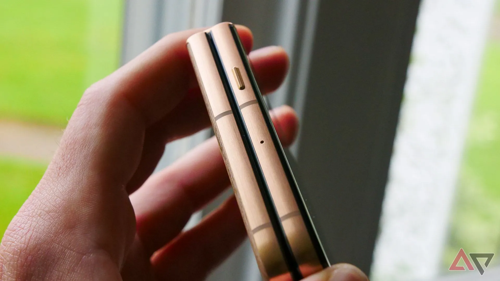 Nút AI chuyên dụng trên cạnh viền Motorola Razr Ultra 2025