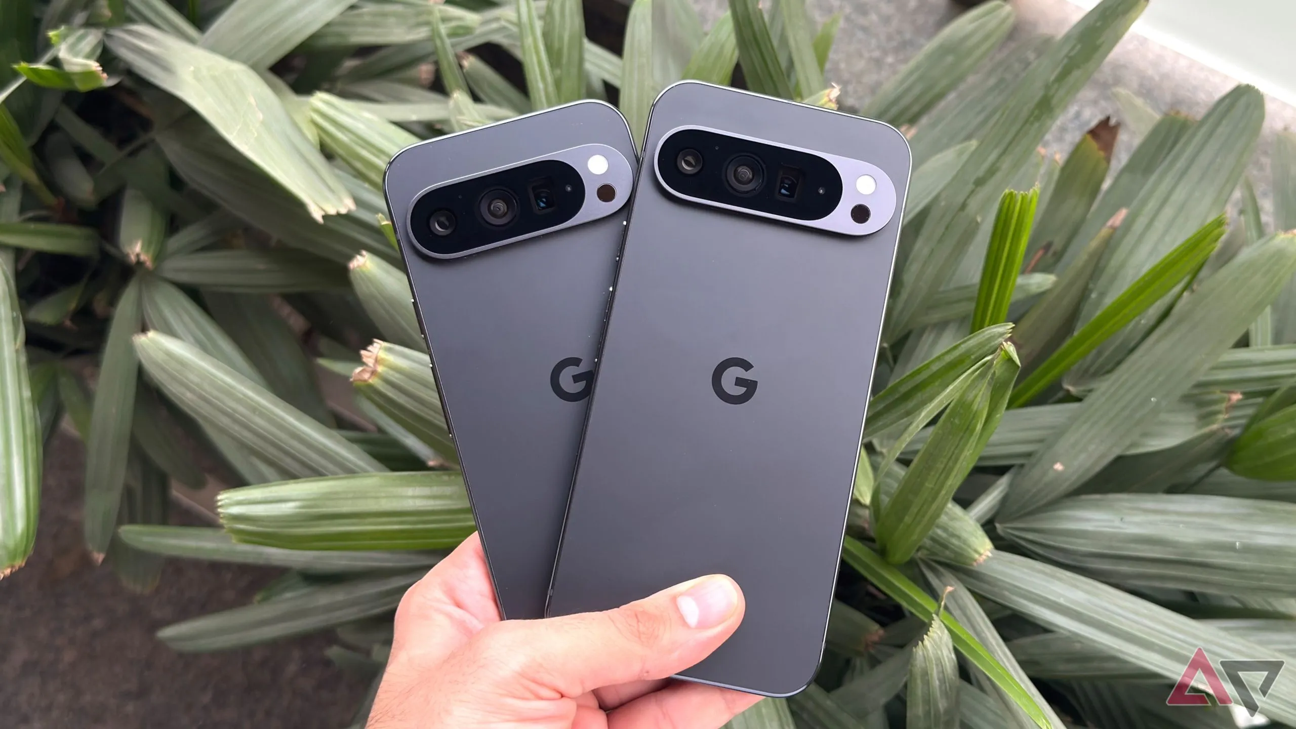 So sánh kích thước giữa Google Pixel 9 Pro và Pixel 9 Pro XL, giúp hình dung sự khác biệt giữa các phiên bản.