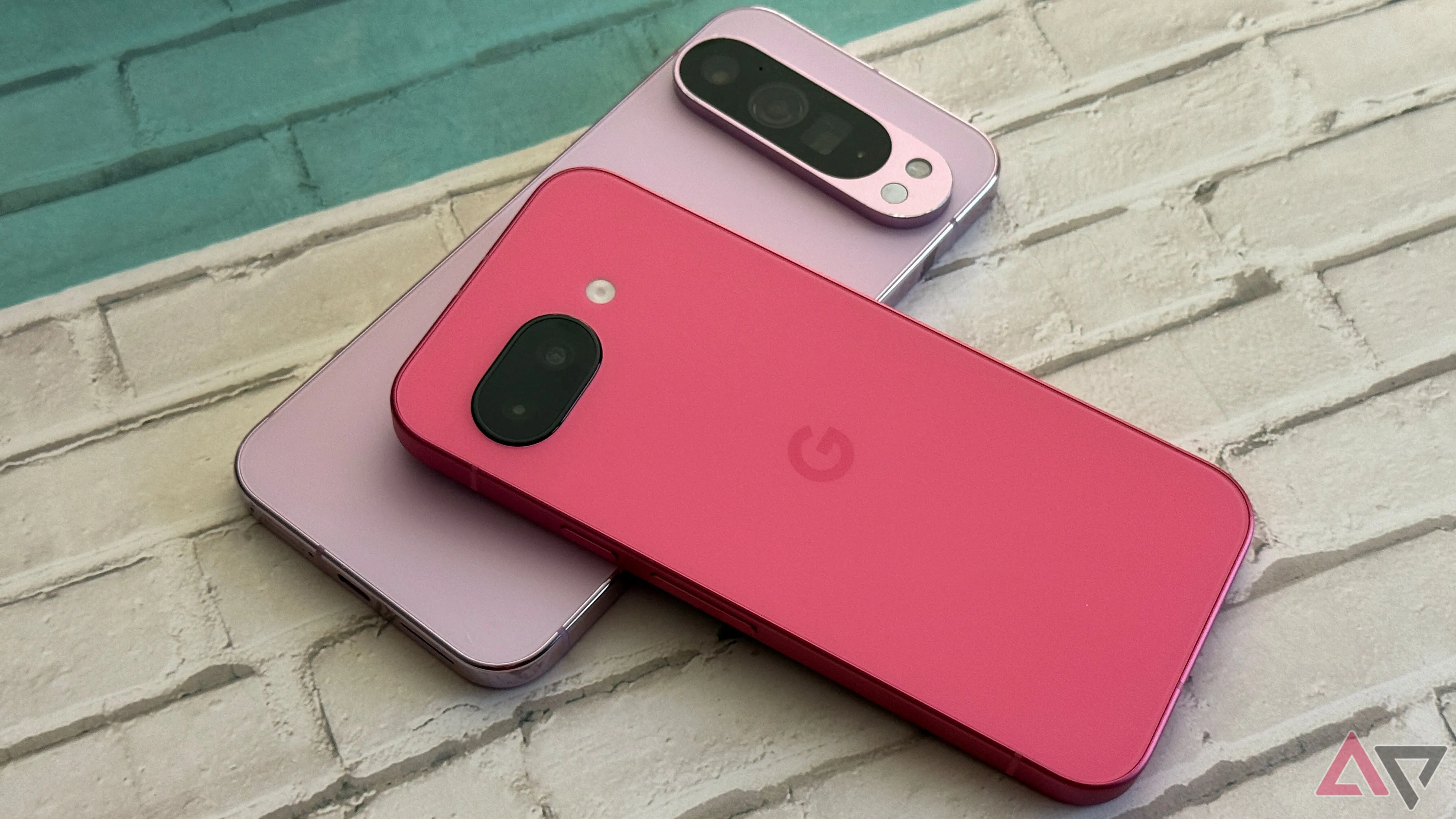 So sánh kích thước Google Pixel 9a (trên) và Pixel 9 Pro XL (dưới)