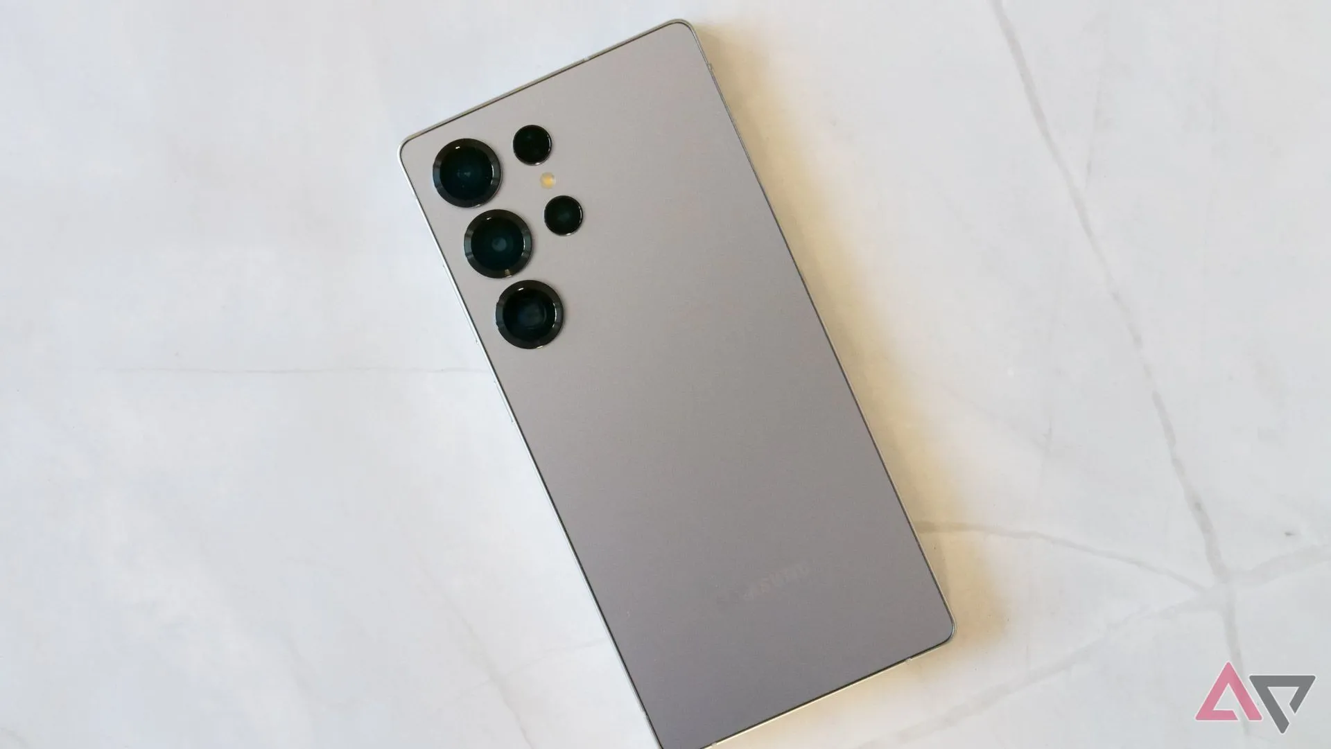 Thiết kế mặt lưng Samsung Galaxy S25 Ultra với cụm camera