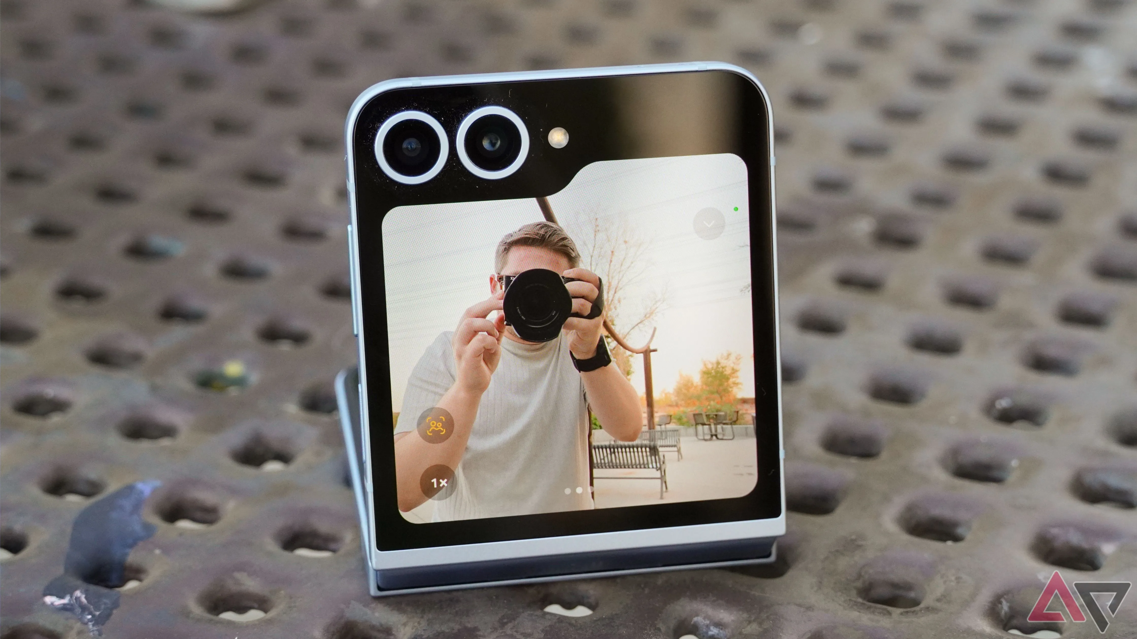 Tính năng zoom tự động trên camera Samsung Galaxy Z Flip 6