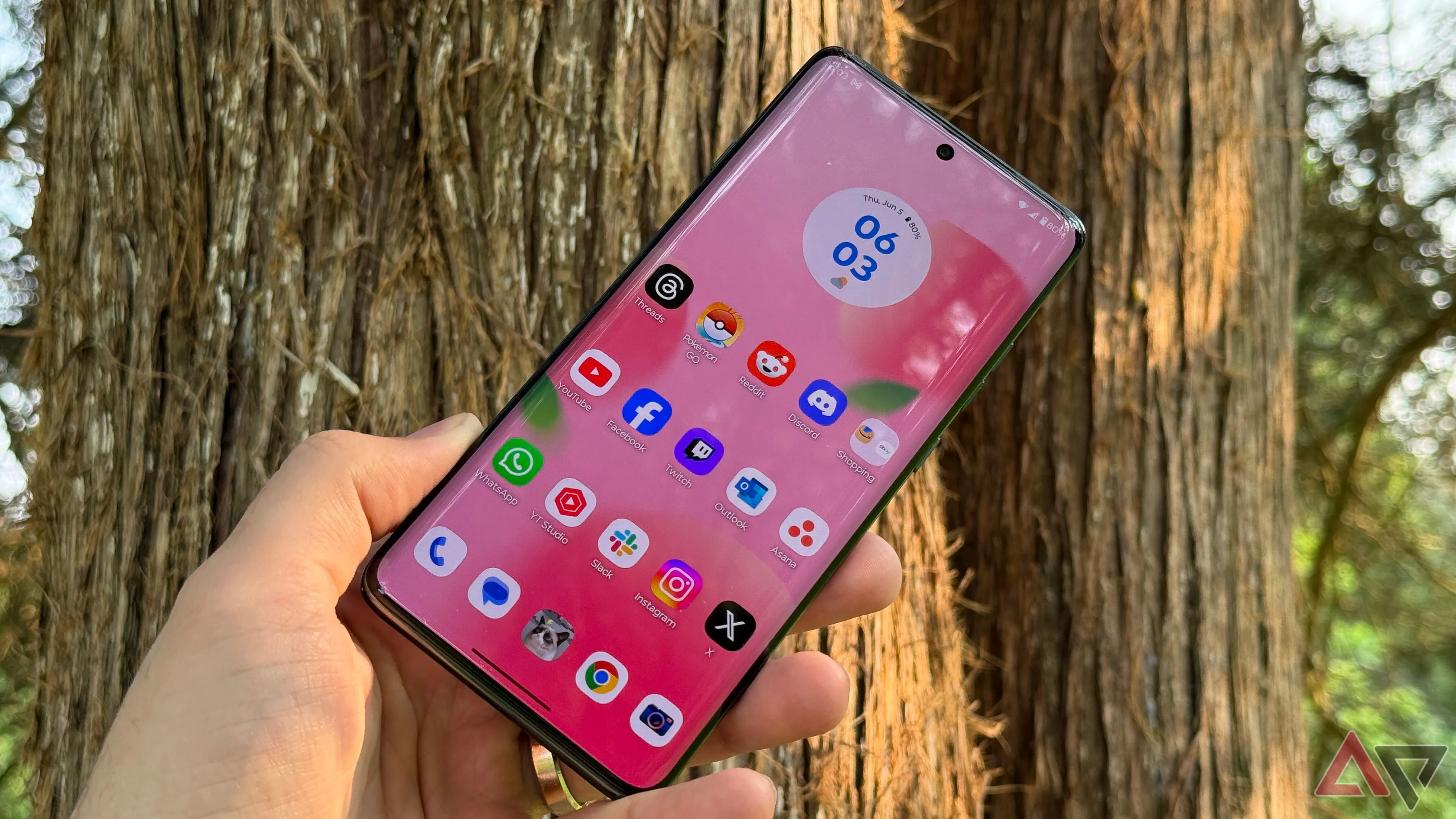 Trải nghiệm màn hình pOLED của Motorola Edge 2025 dưới ánh nắng ngoài trời