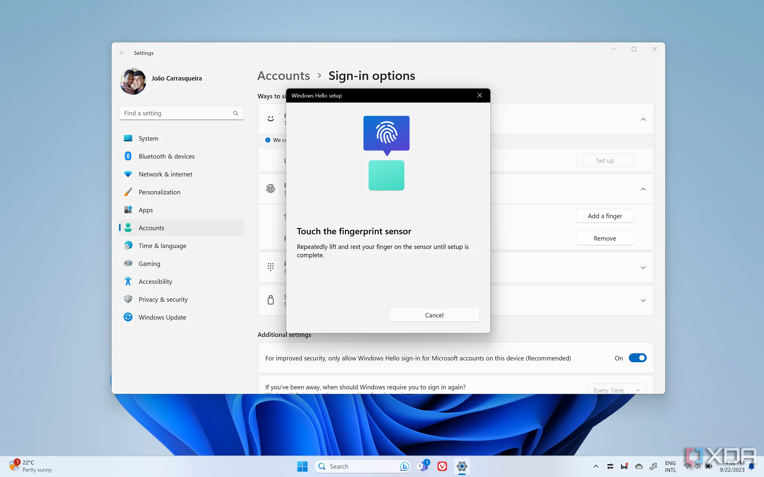 Ảnh chụp màn hình của máy tính để bàn Windows 11 với ứng dụng Cài đặt đang mở và hiển thị quy trình thiết lập Windows Hello
