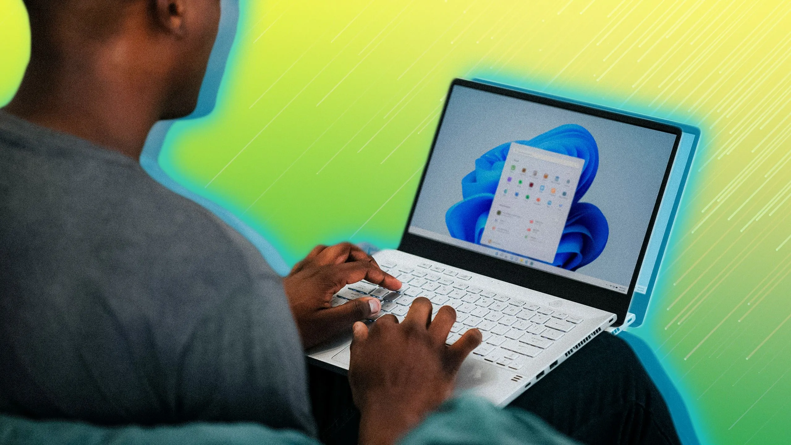 Ảnh minh họa người dùng làm việc trên laptop Windows 11, biểu tượng cho các tính năng ẩn của hệ điều hành