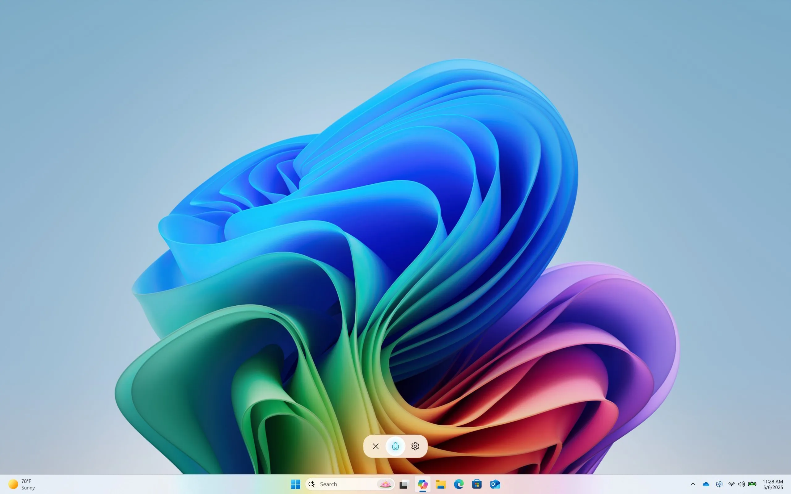 Biểu tượng microphone và lời nhắc kích hoạt tính năng Press to Talk của Copilot trên Windows 11