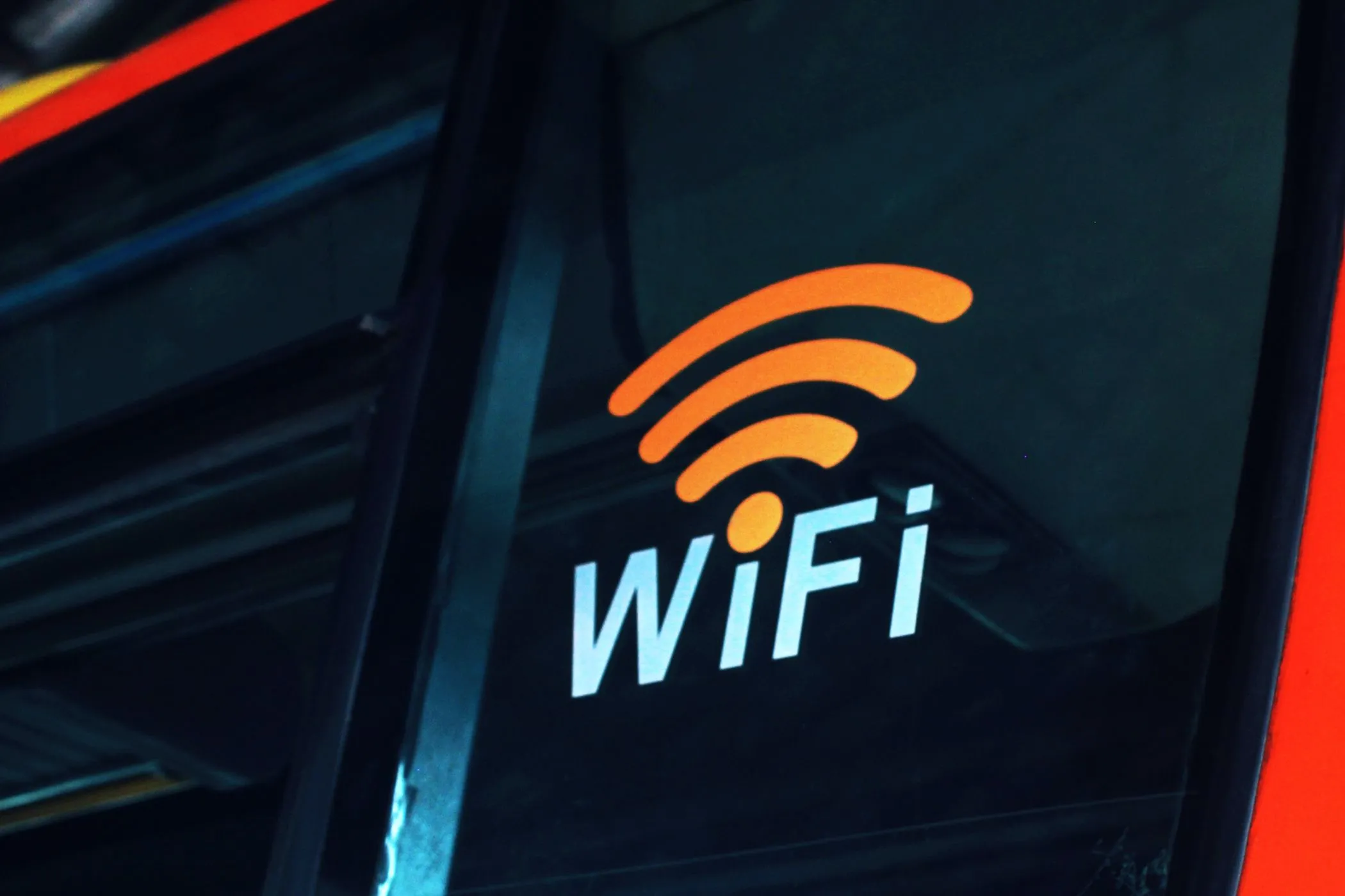 Biểu tượng Wi-Fi minh họa tính năng chia sẻ kết nối internet từ máy tính Windows thành điểm phát sóng di động